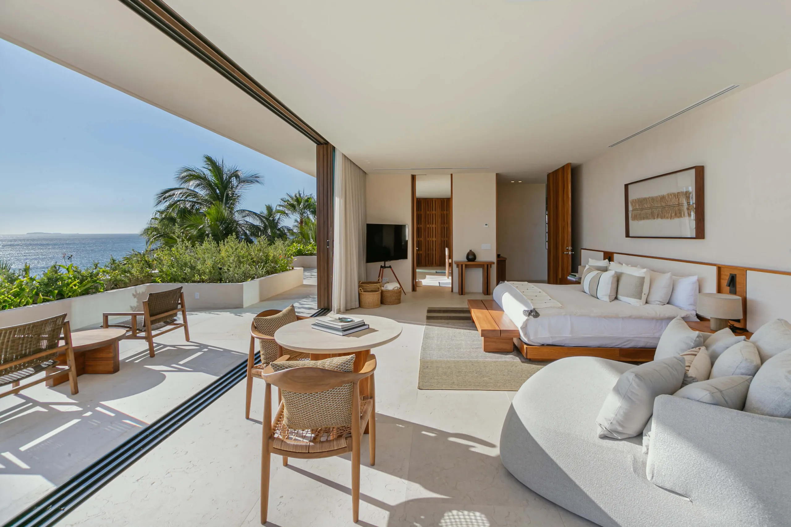 Sophisticated Beachfront Villa with Infinity Pool and Ocean Views — photograph 11