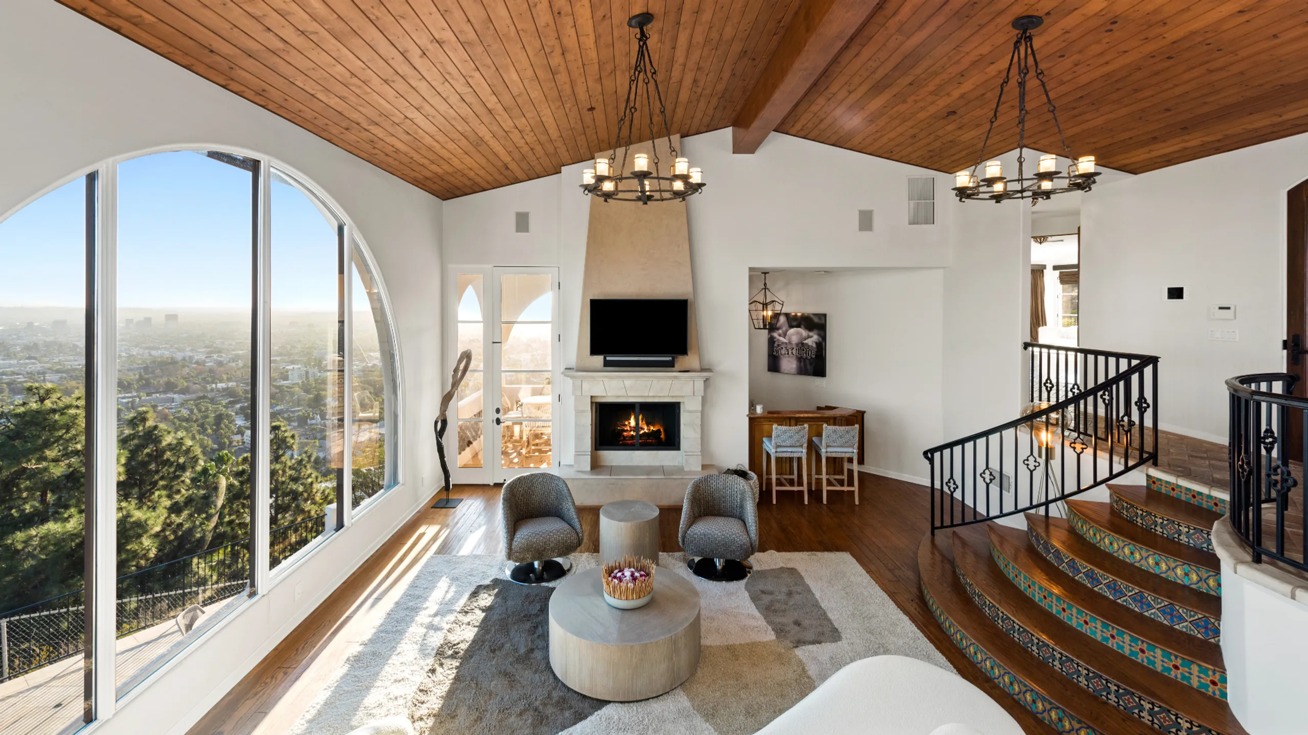 Stunning Hillside Villa with Scenic Views — photograph 8
