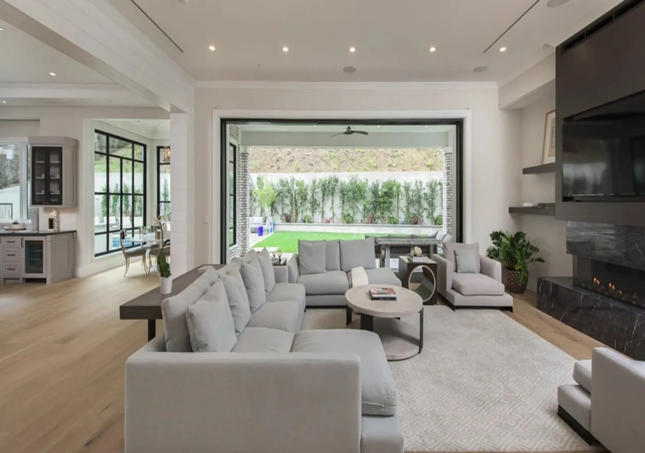 Contemporary Canyon Villa with Lush Gardens — photograph 3