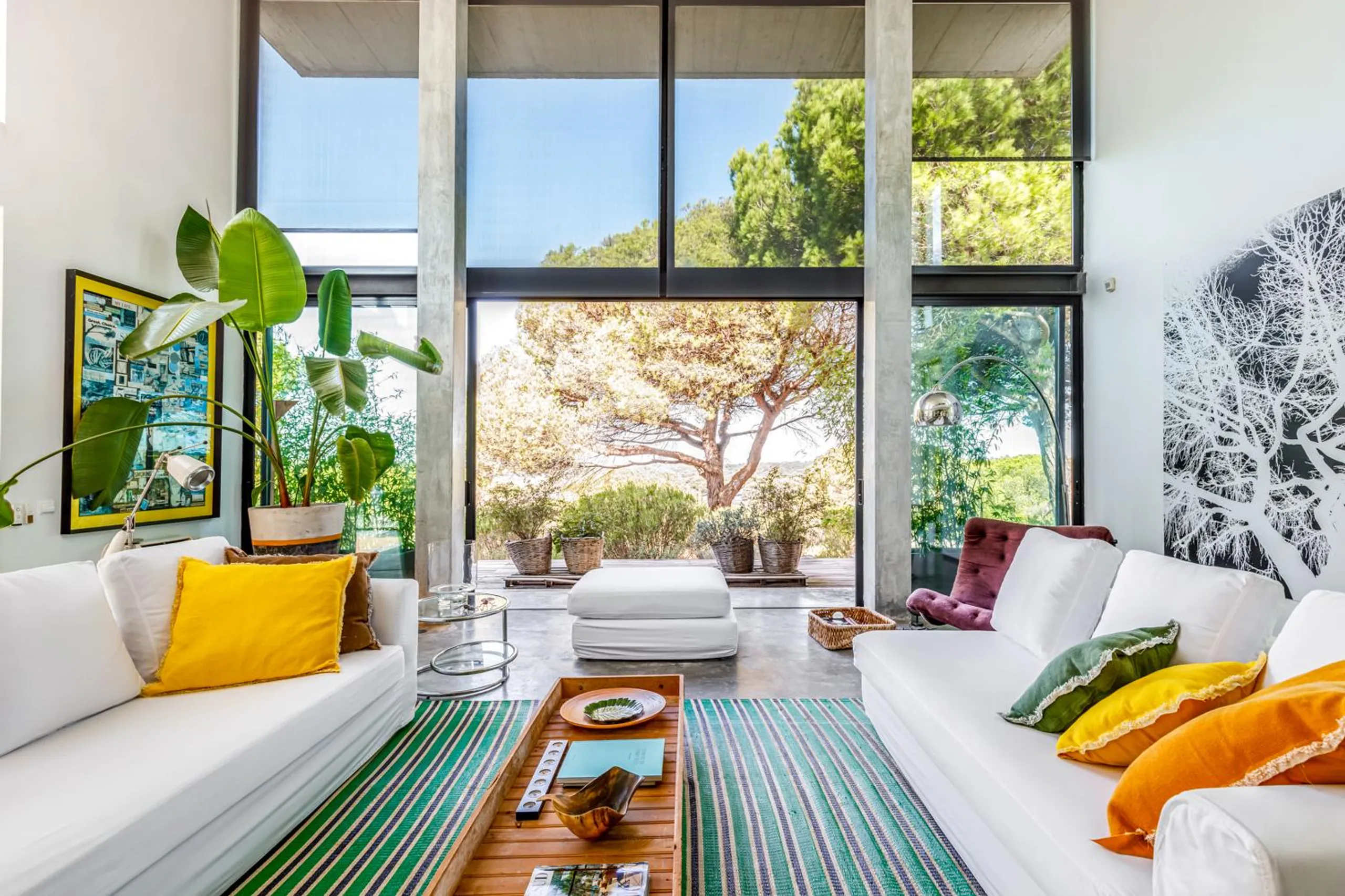Contemporary Cork Oak Forest Villa with Infinity Pool and Veranda — photograph 10