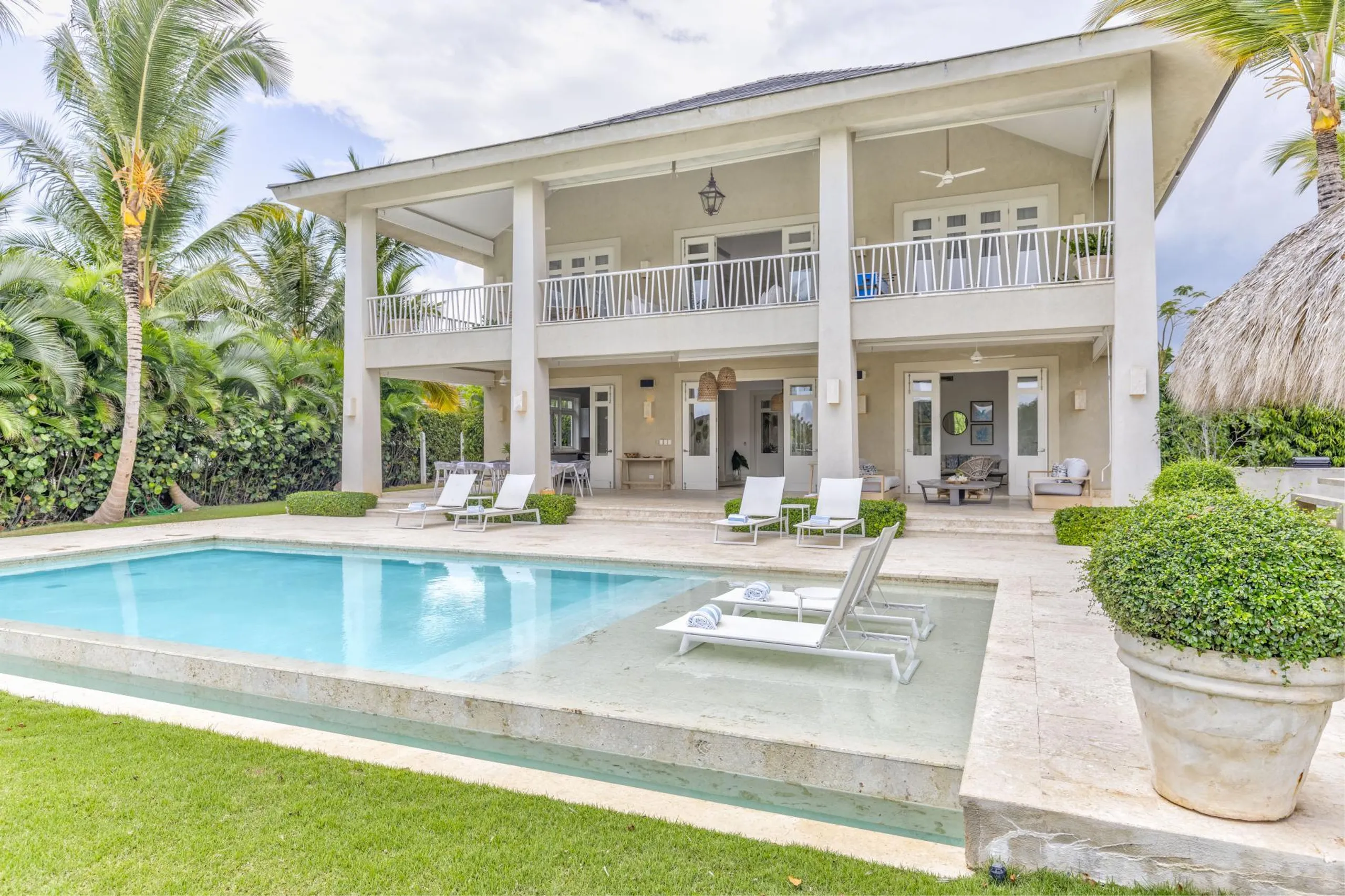Gleaming Caribbean Villa with Private Pool, Water Mirror Entry and Spacious Interiors — photograph 9