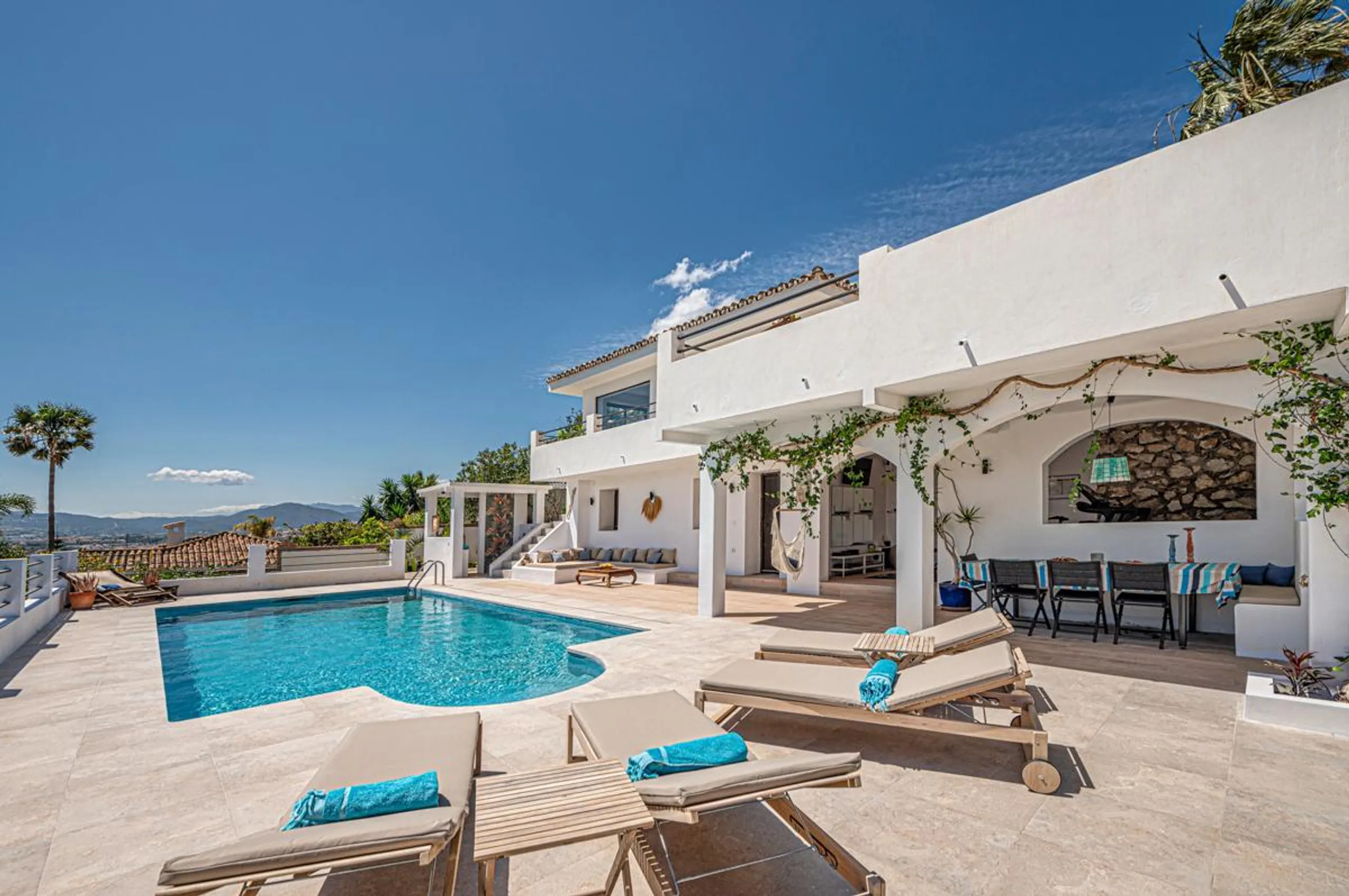 Deluxe Contemporary Villa with Pool and Mijas Hills Views — photograph 2