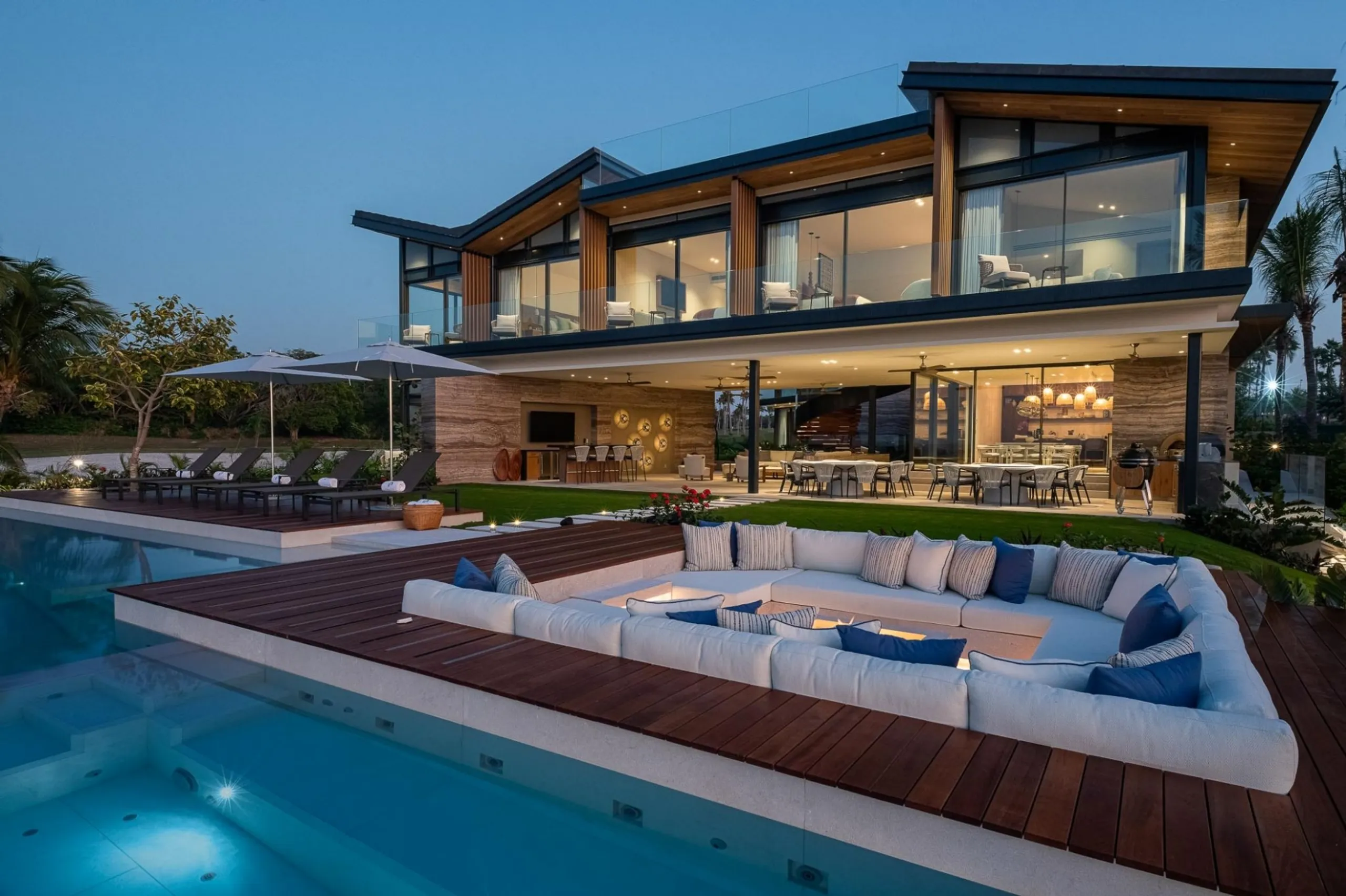 Oceanfront Pacifico Estates Villa with Private Pool and with Tail of the Whale Views — photograph 4