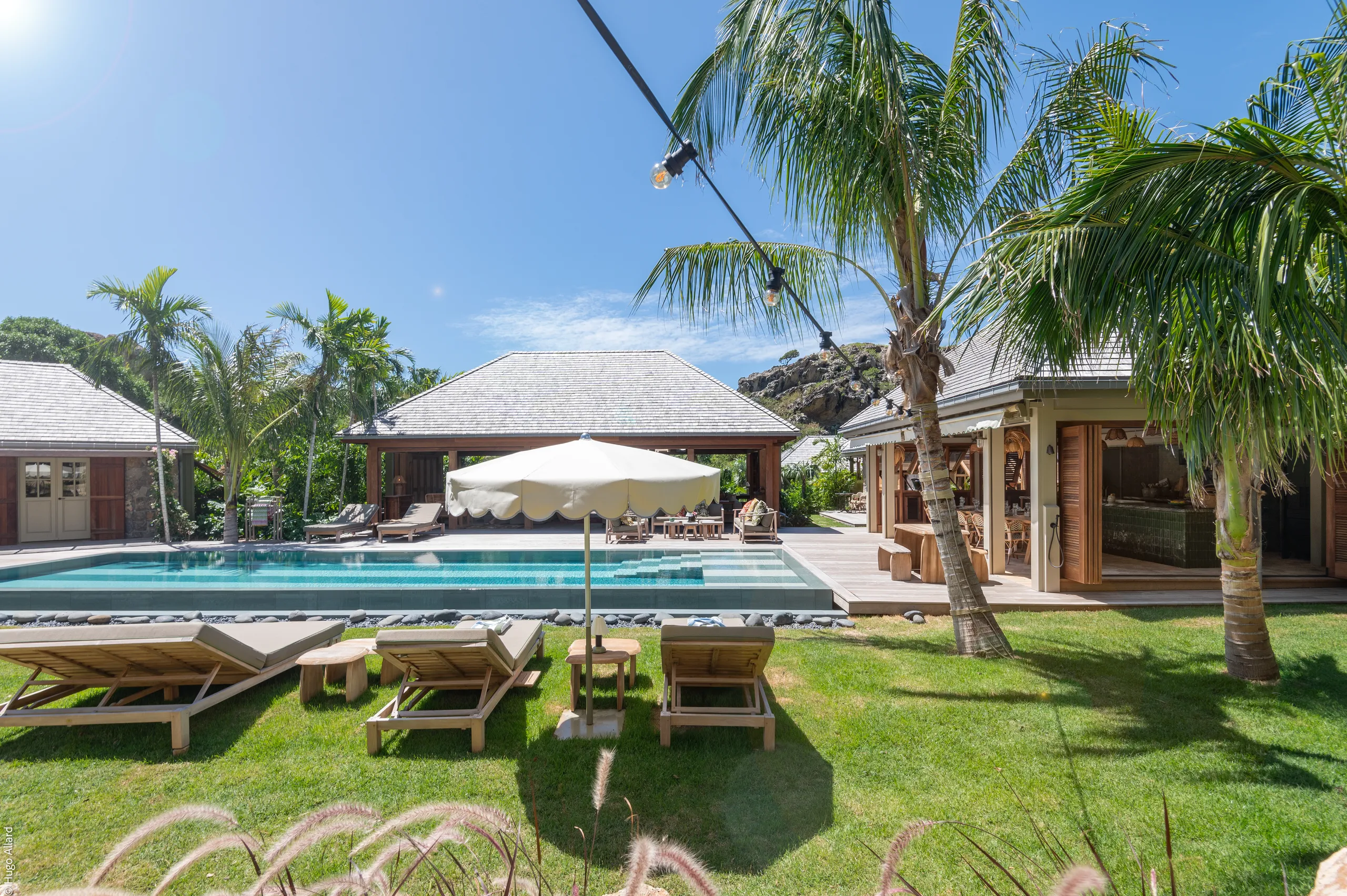 Classic-Meets-Modern Villa with Pool & Private Grounds — photograph 2