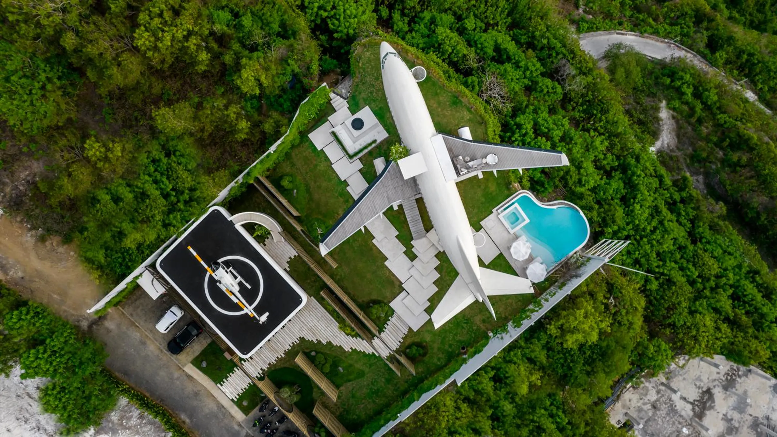 World's First Luxury Villa on Bali's Cliff with Private Infinity Pool, Sky-high Views and Ocean Views — photograph 2