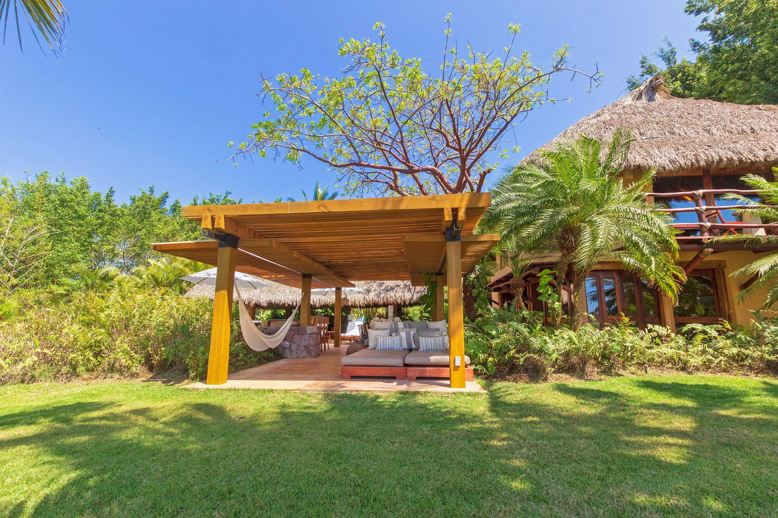 Luxury Ultra Eco Villa with Private Pool and Lush Grounds — photograph 5