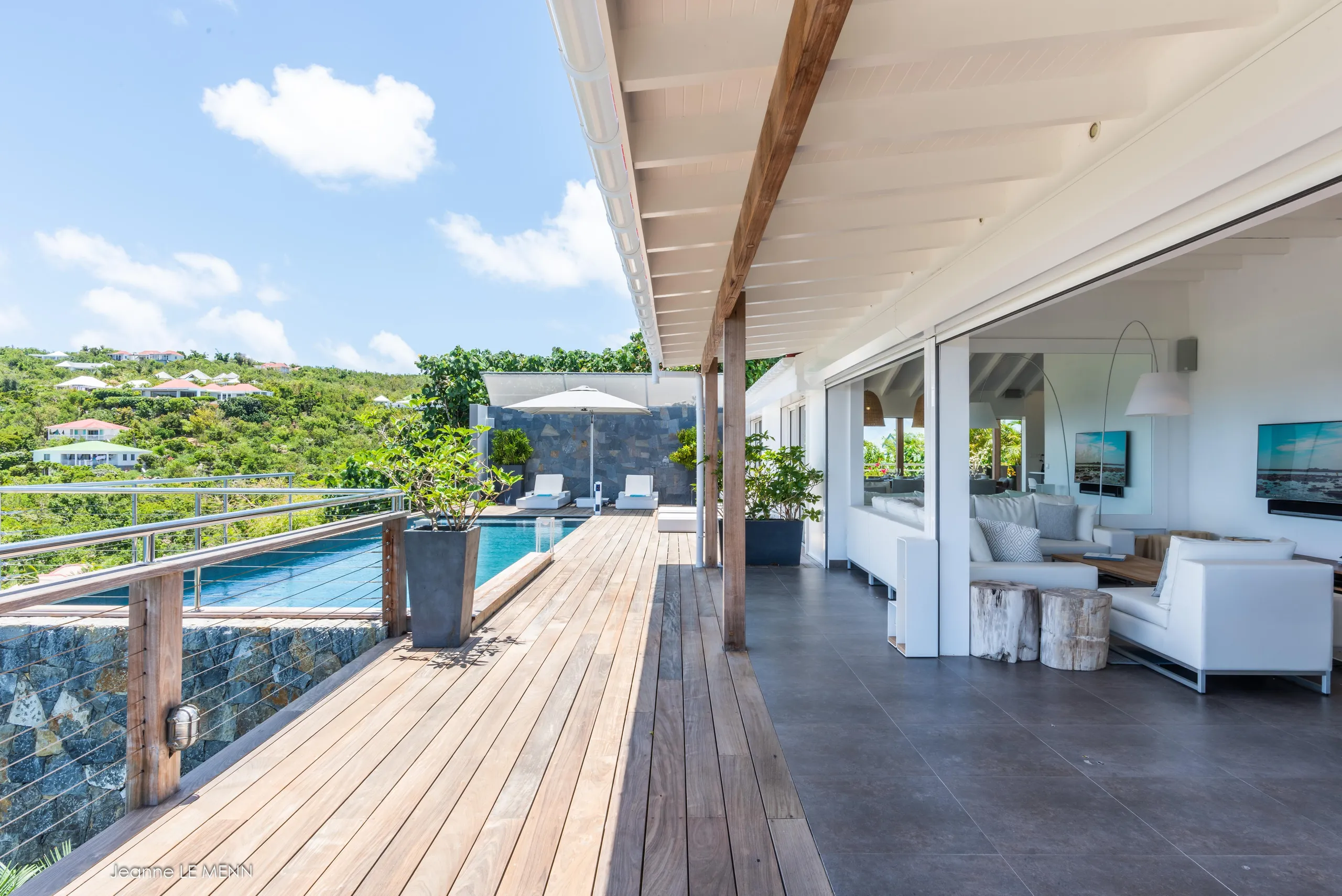 Lavish Oceanside Villa with Private Pool and Outdoor Grill — photograph 4