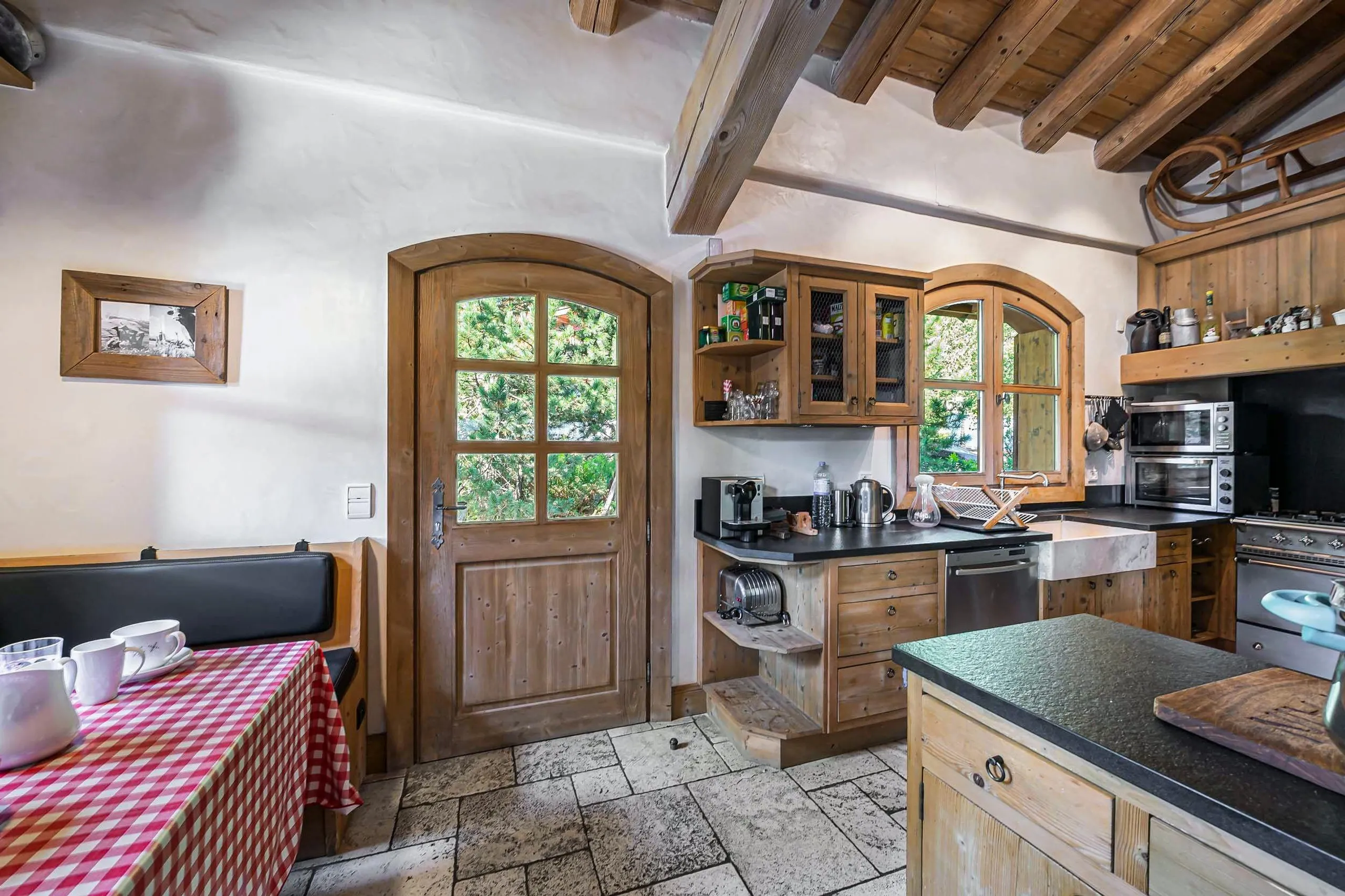 Deluxe Spacious Villa with Indoor Pool and Open Fireplace — photograph 8
