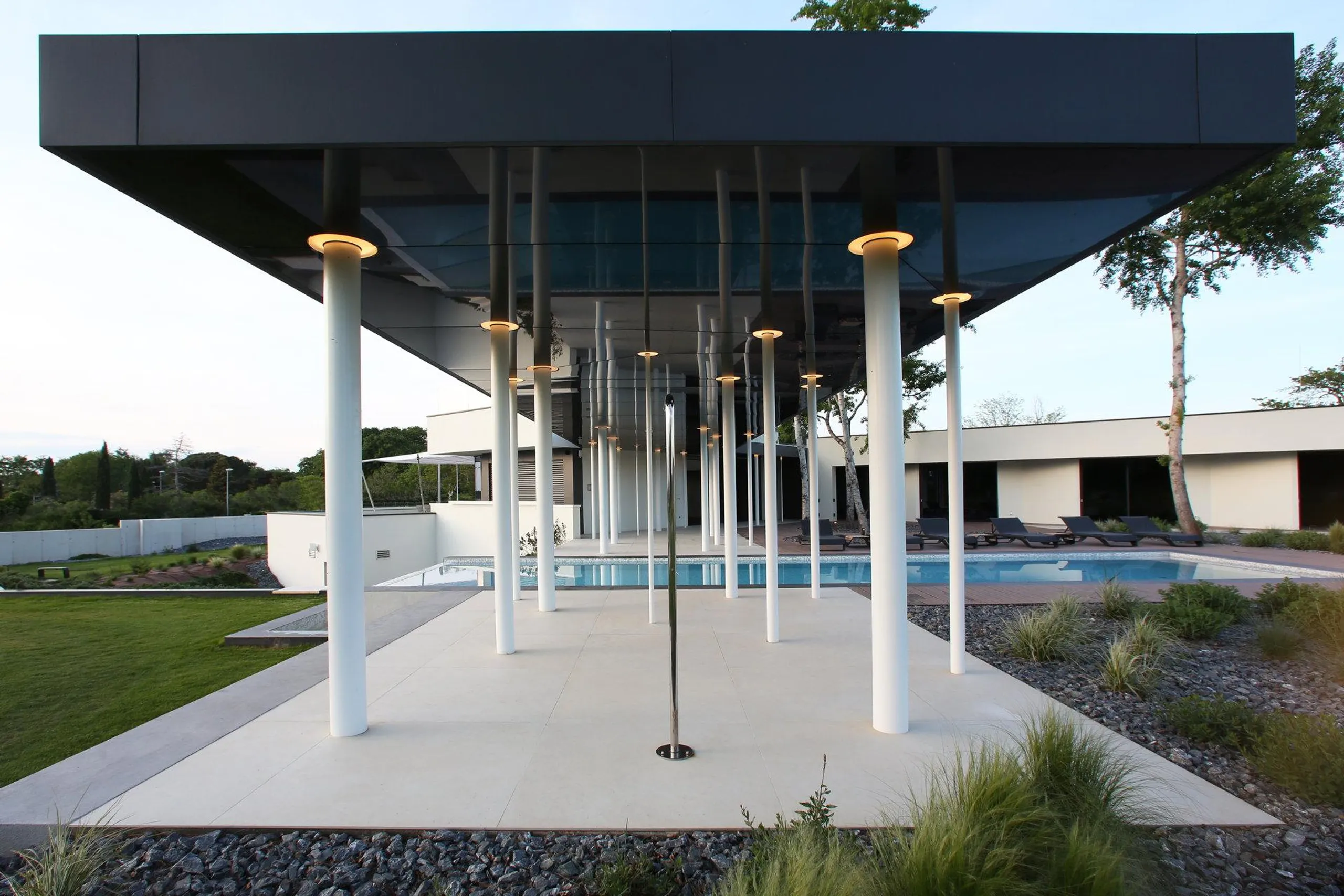 Exquisite Styled Villa with Private Pool, Gym and Sauna — photograph 8
