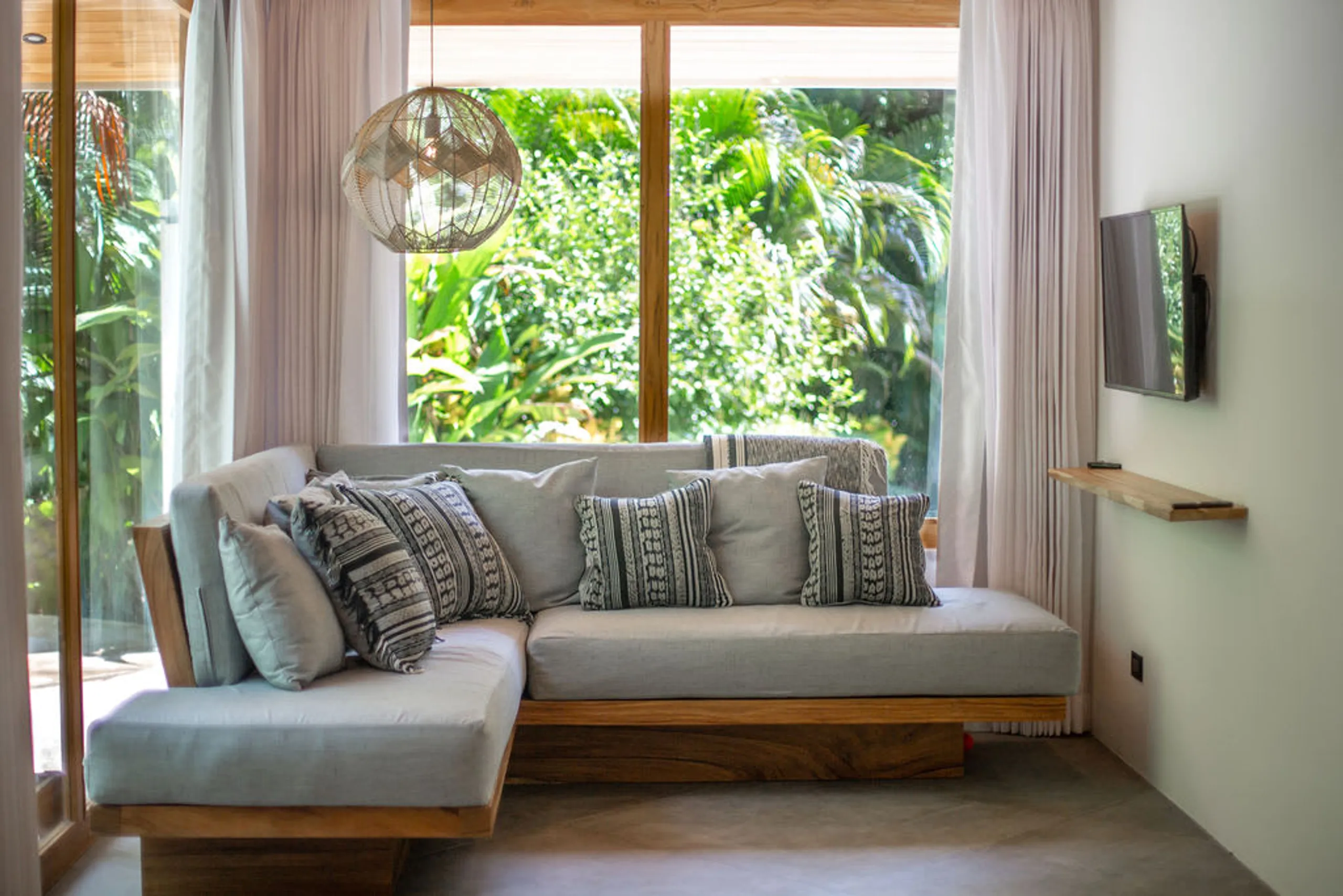 Tropical Oasis | 4BR Casita with Pool, Balinese Decor & Lush Gardens — photograph 4