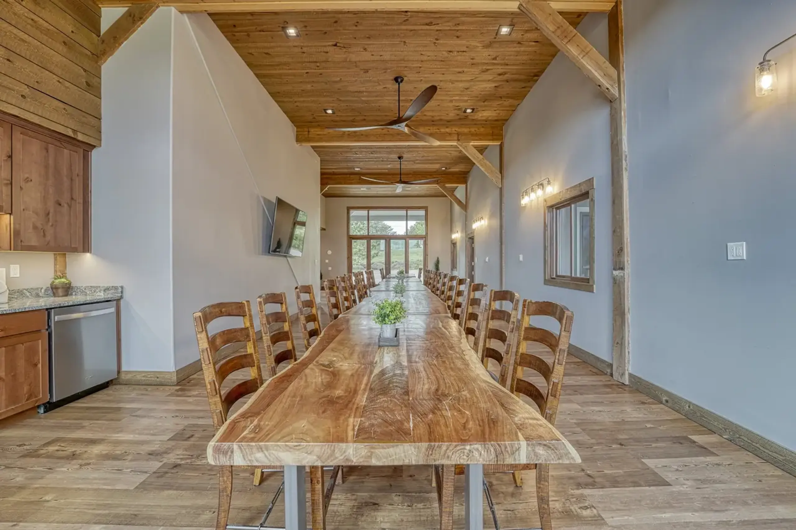 Exclusive 17-Bedroom Haven in Estes Park with Panoramic Mountain Views — photograph 11