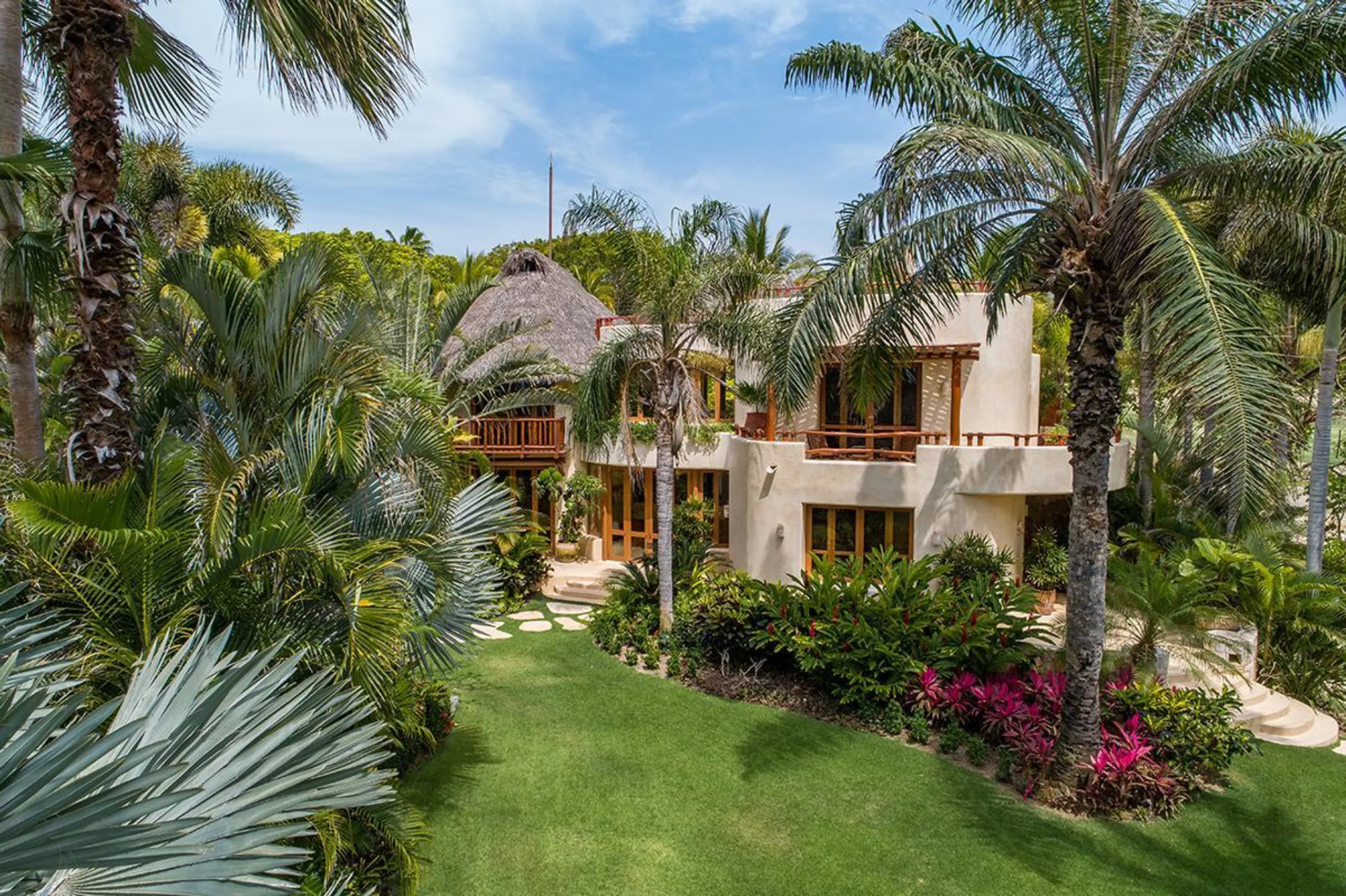 El Banco Beach Front Estate with Grand Infinity Pool and Panoramic Ocean Views — photograph 5