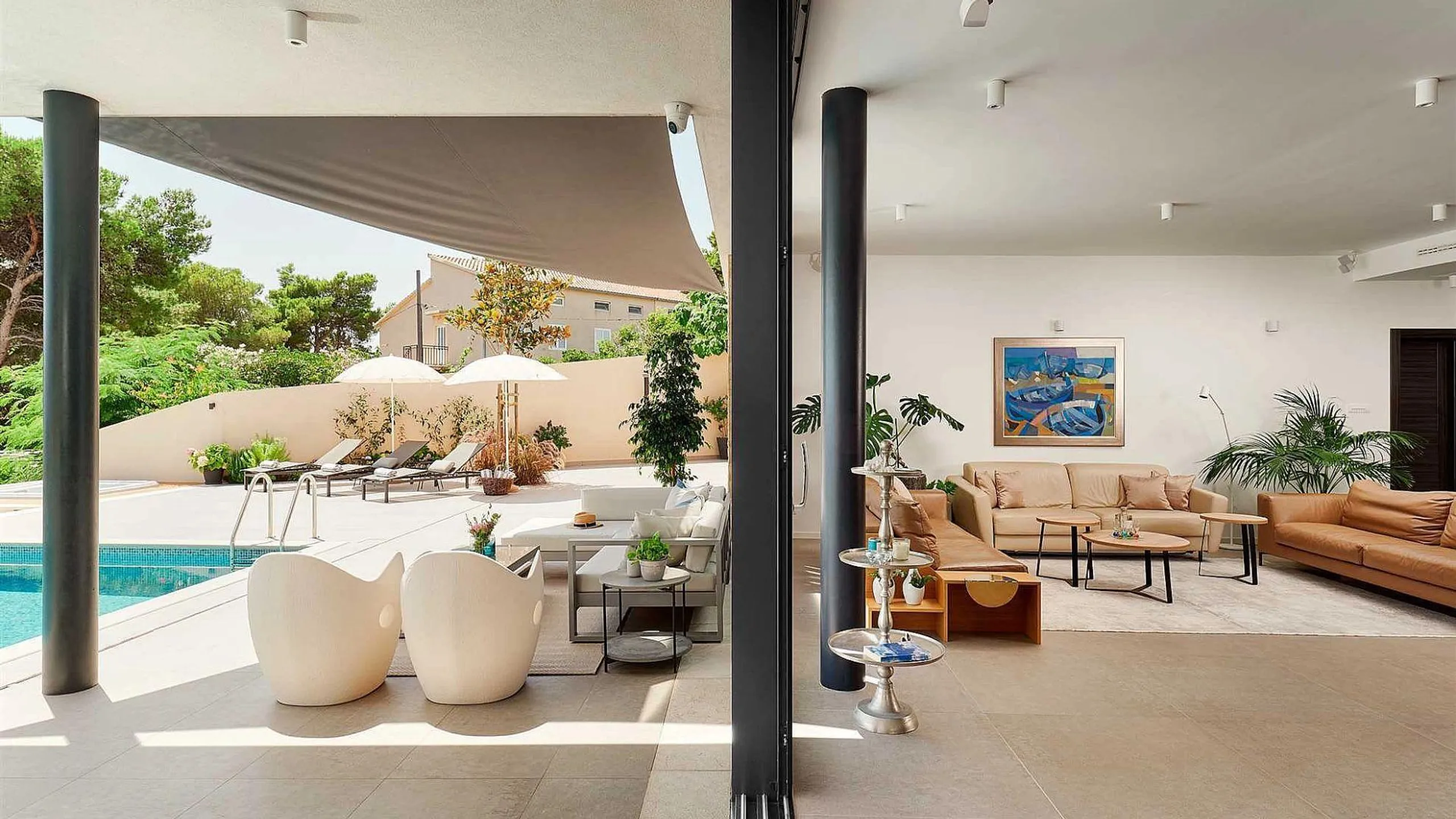 Lavish Villa with Heated Pool and Ocean Views — photograph 2