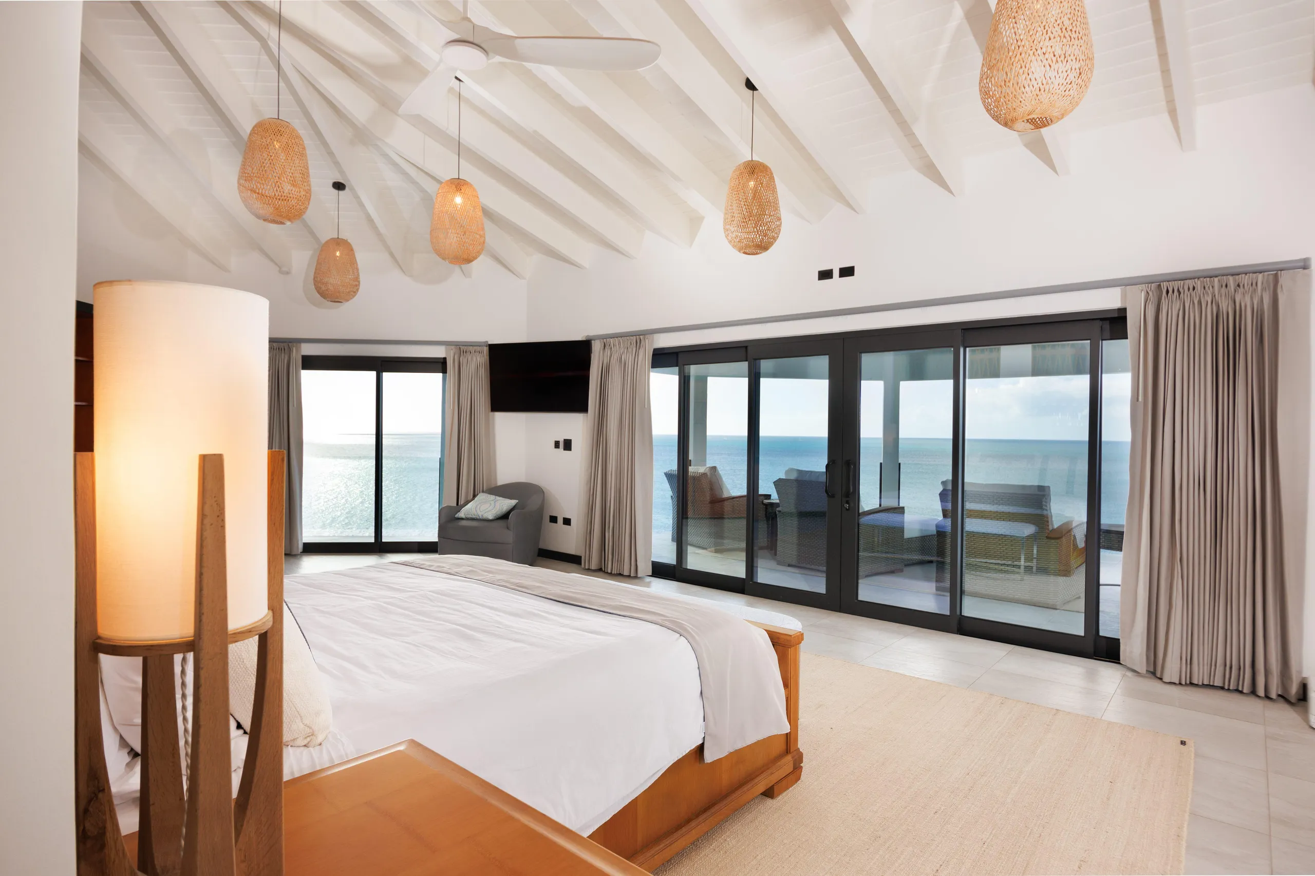 Tranquil Oceanfront Four Bedroom Villa with Infinity Pool and Expansive Wrap-Around Deck — photograph 11