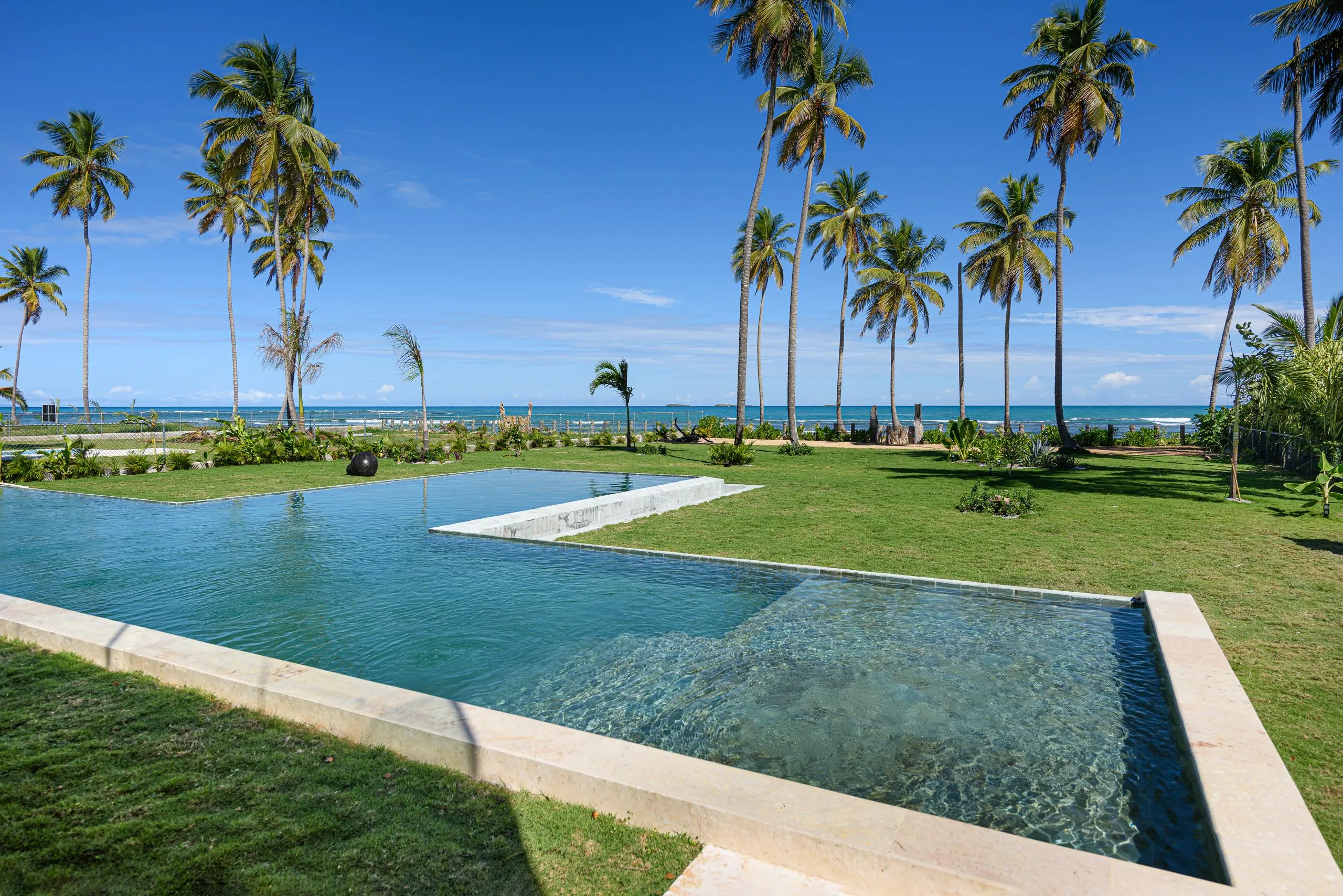 Enchanting Two-Sory Beachfront Villa with Private Pool, Direct Beach Access, and Stunning Sea Views — photograph 10