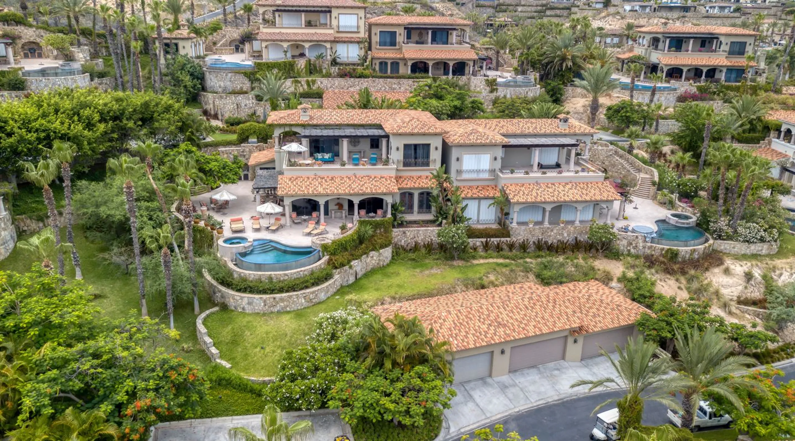 Breathtaking Oceanview Villa: Seamless Indoor-Outdoor Living with Pool, Jacuzzi & Gourmet Amenities — photograph 3