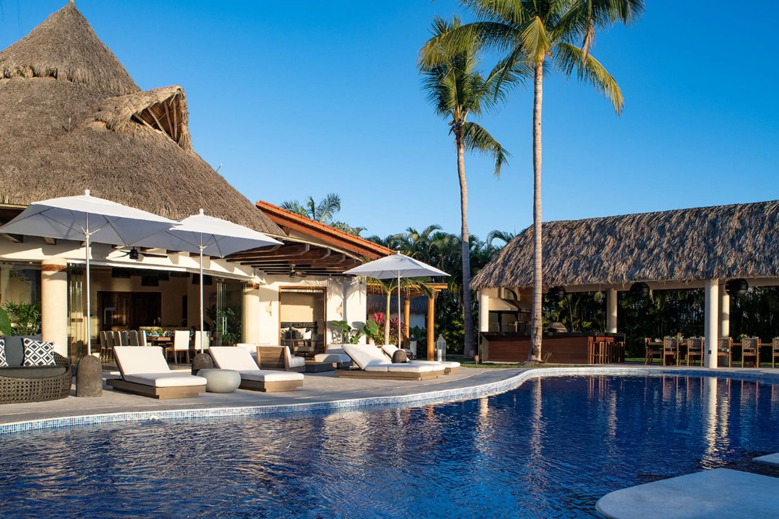 Resplendent La Punta Villa with Infinity Pool & Surf Break Access — photograph 2