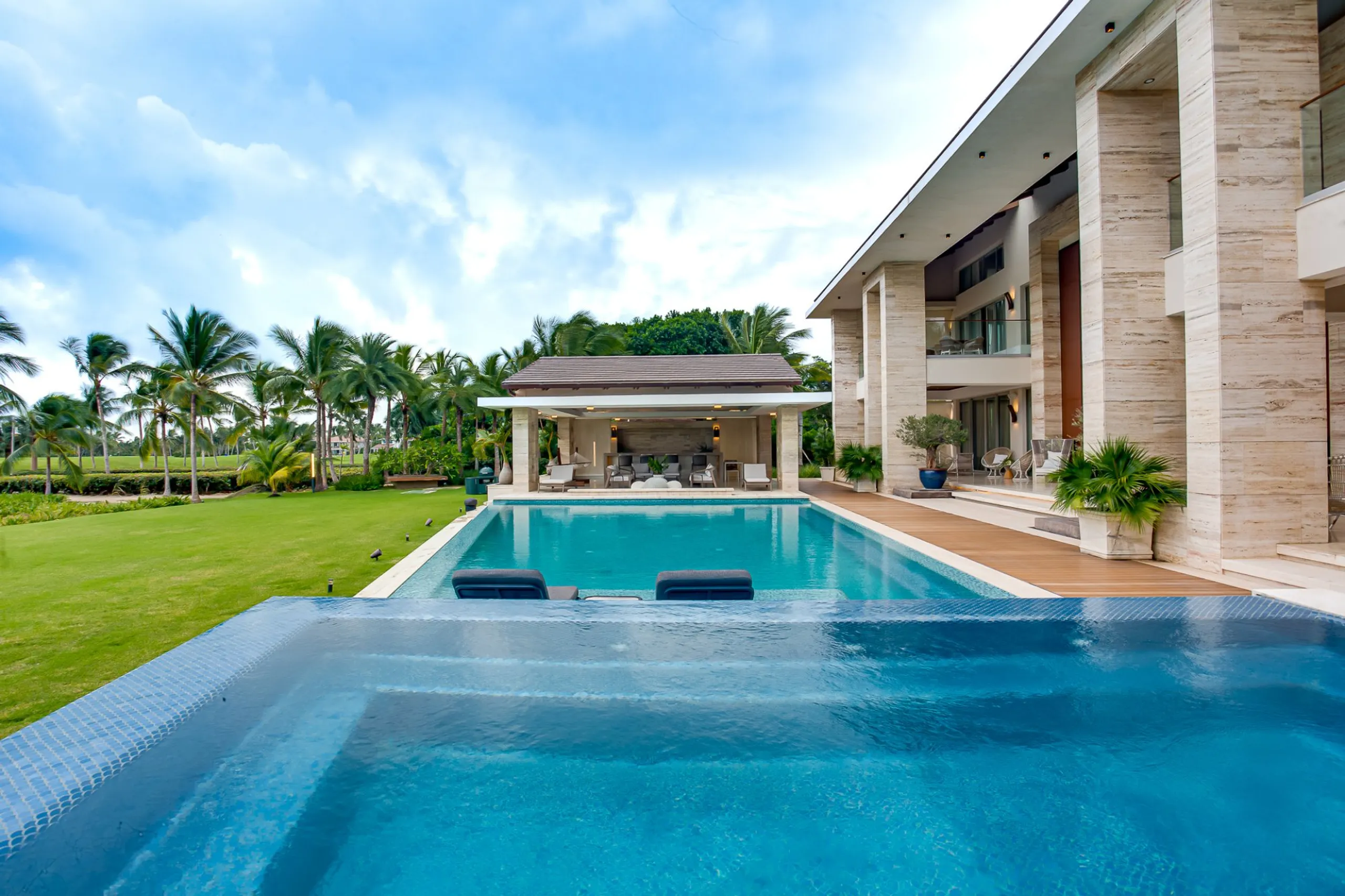 Breathtaking 6BR Villa with Private Pool, Hot Tub & Stunning Golf Course Views — photograph 4
