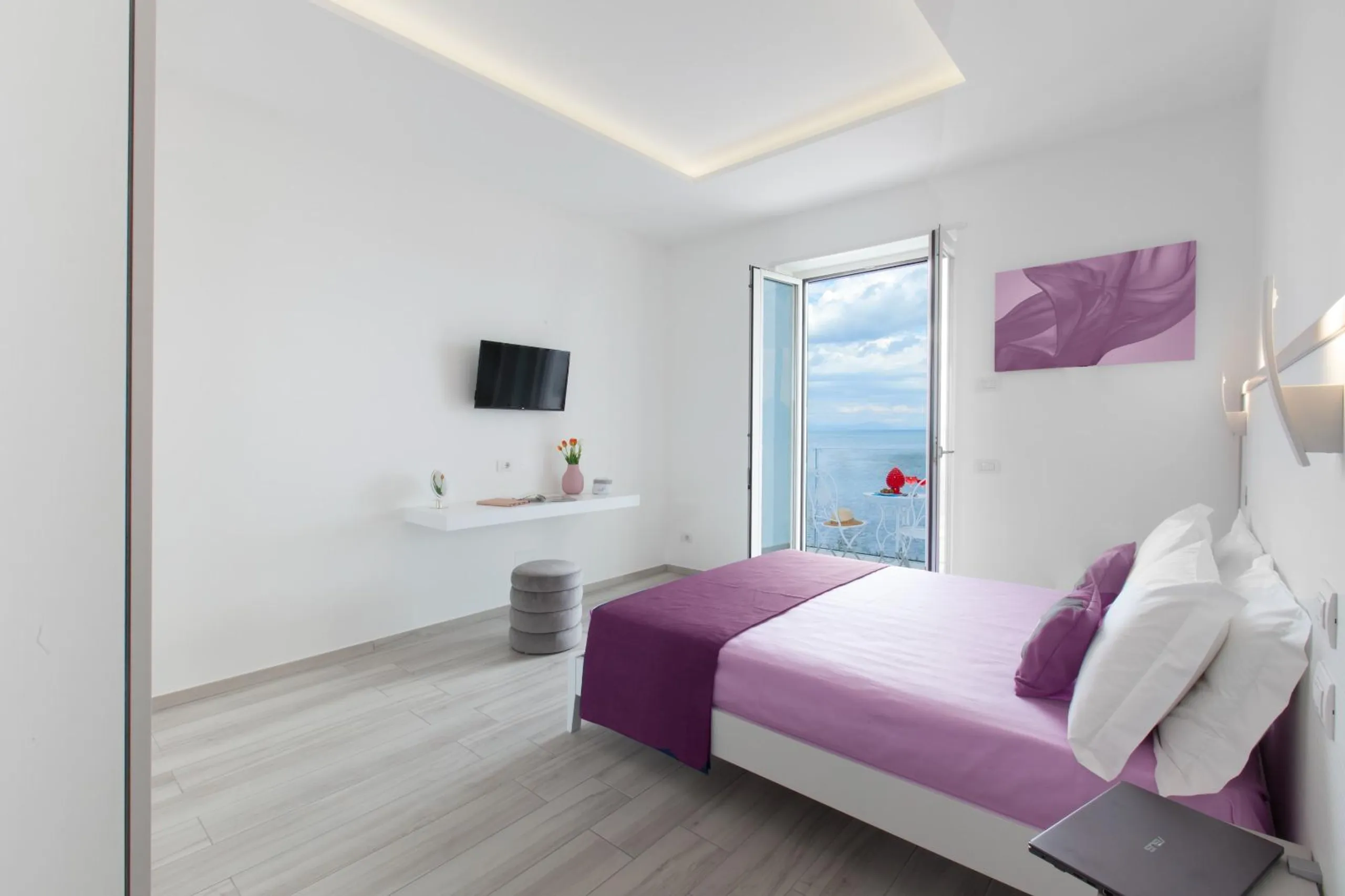 Palatial Villa with Private Pool and Overlooking Sea Views — photograph 7