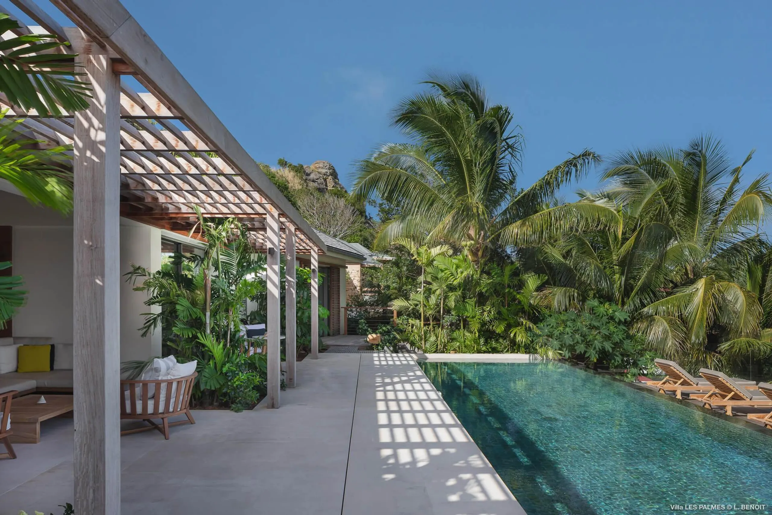 Contemporary Luxe Villa with Infinity Pool and Panoramic Ocean Views — photograph 6