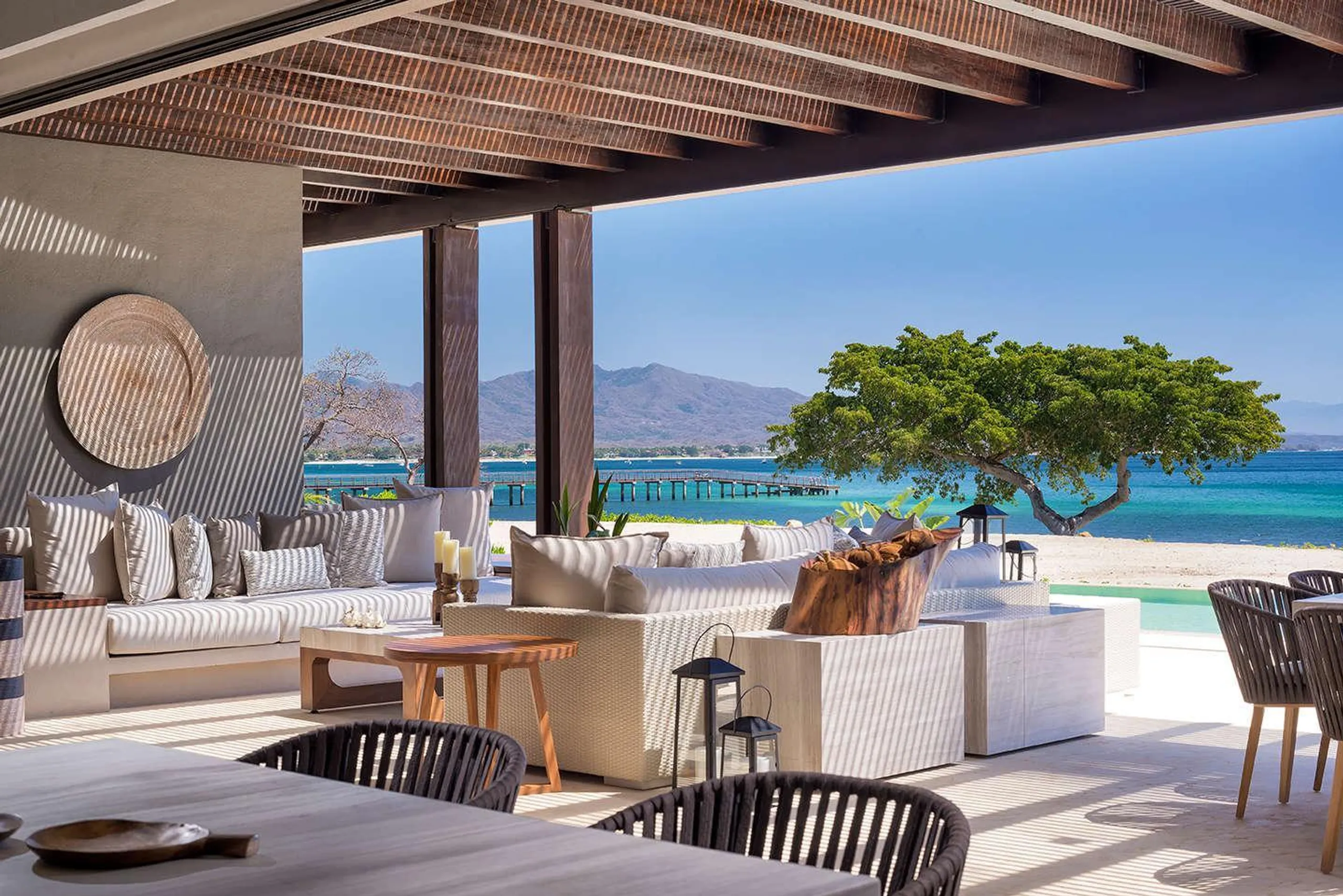 Exquisite Oceanfront Residence with Infinity Pool and Ocean Views — photograph 2
