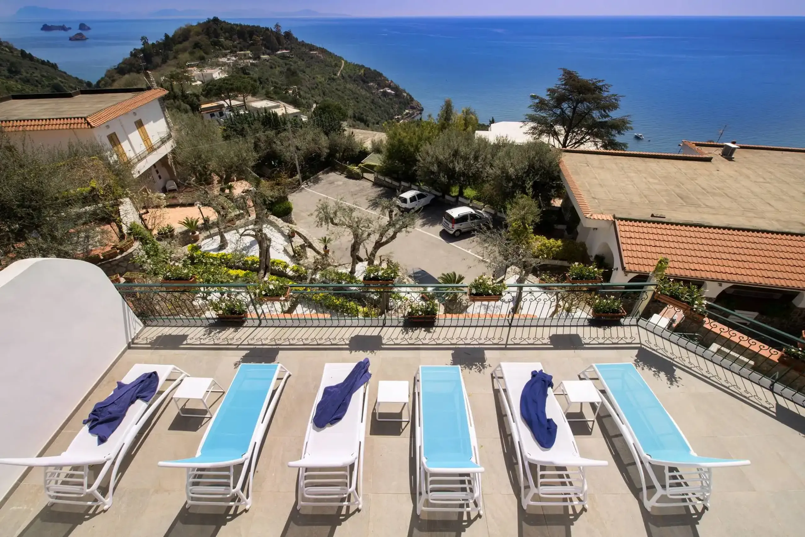 Lavishly Appointed Coastal Escape with Breathtaking Sea Views and Private Pool — photograph 10