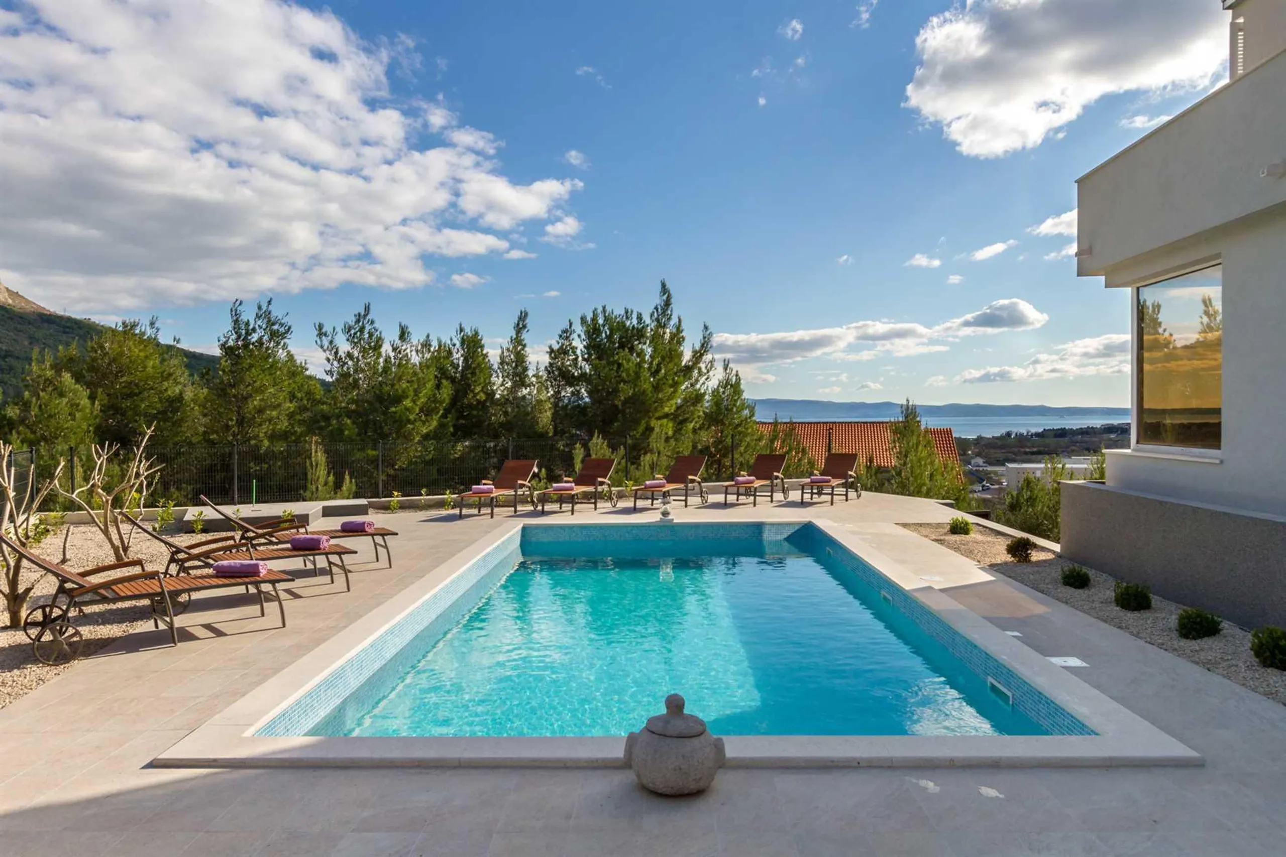 Elegant Villa with Private Pool Panoramic Views in Zrnovnica — photograph 3