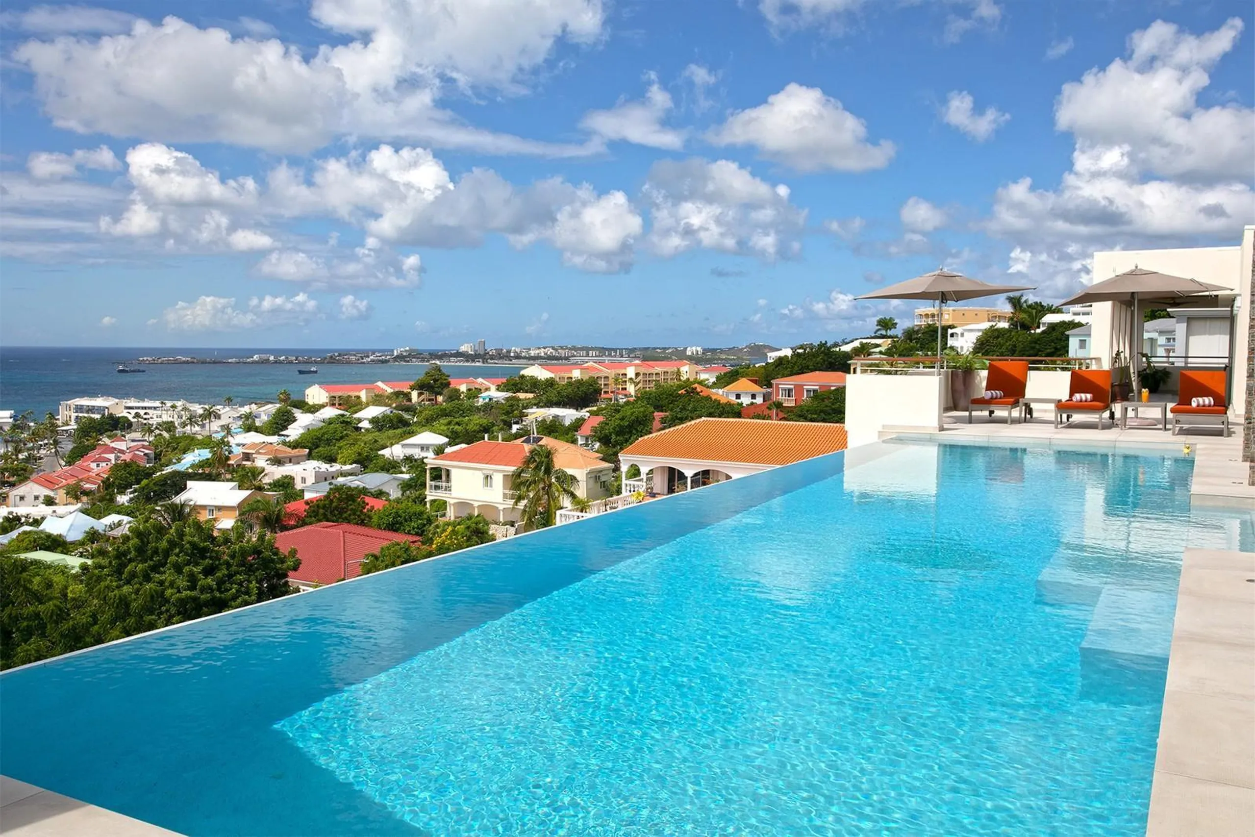 Luxurious Modern Getaway with Infinity Pool and Views in St. Martin — photograph 4