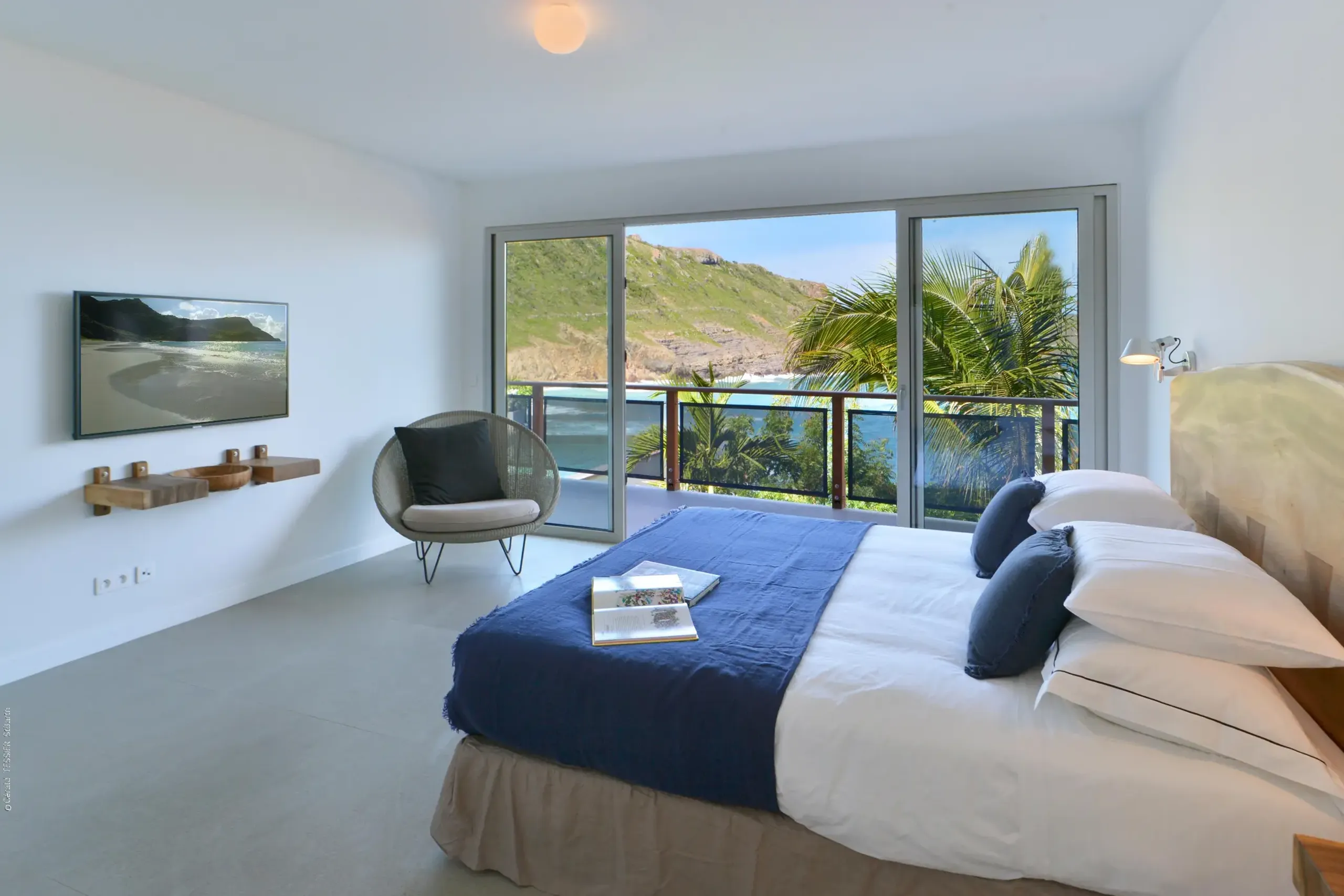 Captivating Seaside Villa with Infinity Pool and Walks to Beach — photograph 10