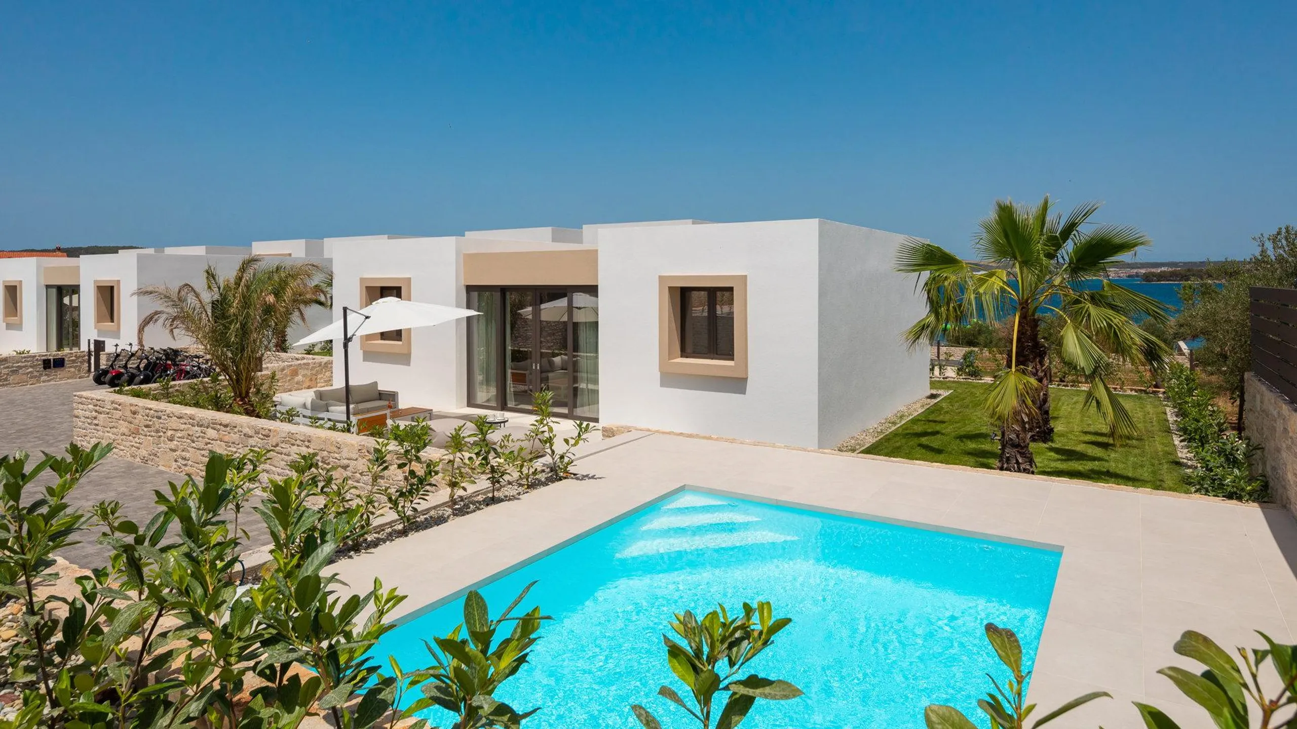 Plush Villa with Pool and Sea Views — photograph 2