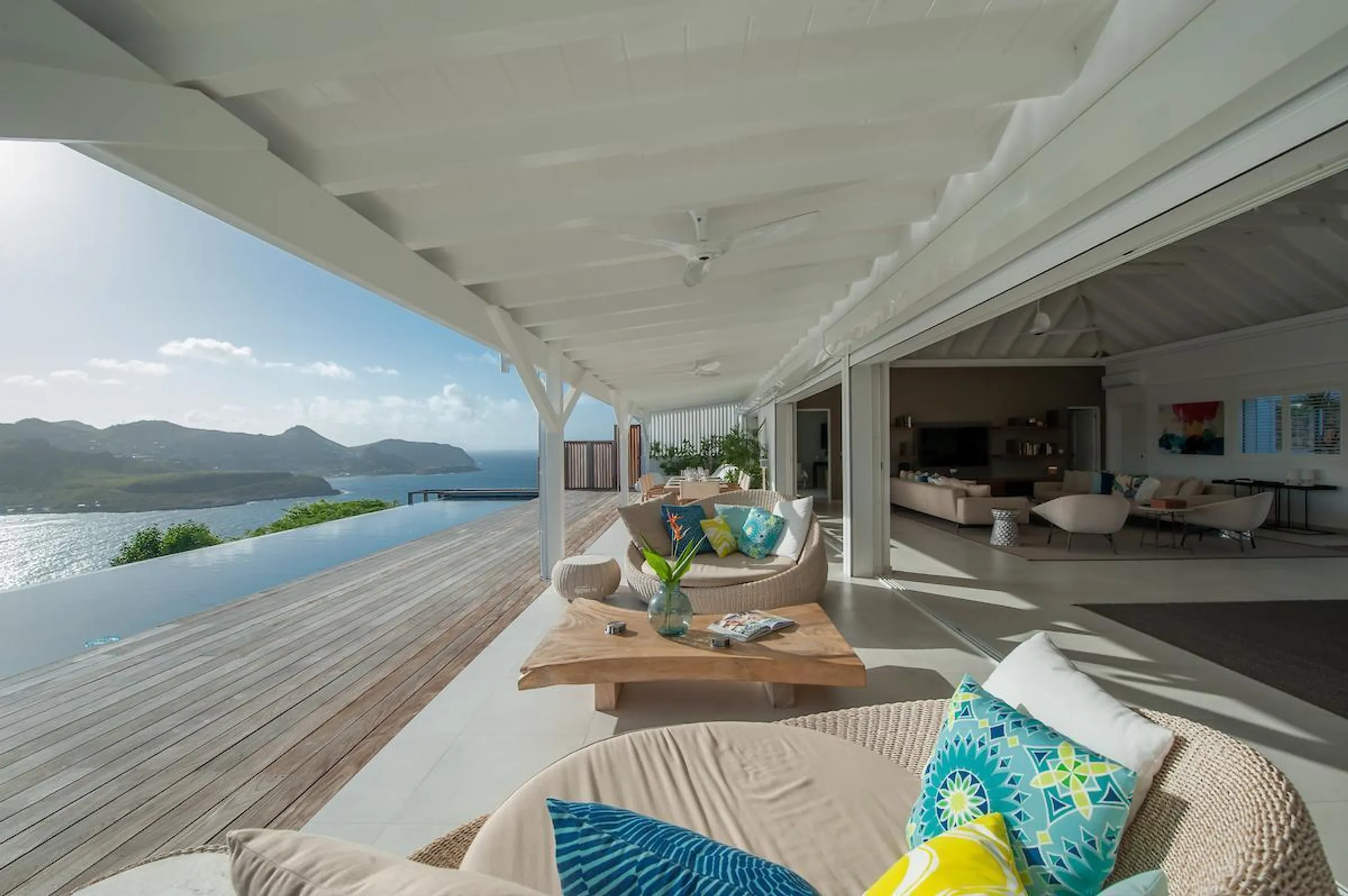 Glorious Paradise Estate with Infinity Pool and Sweeping Ocean Views — photograph 5