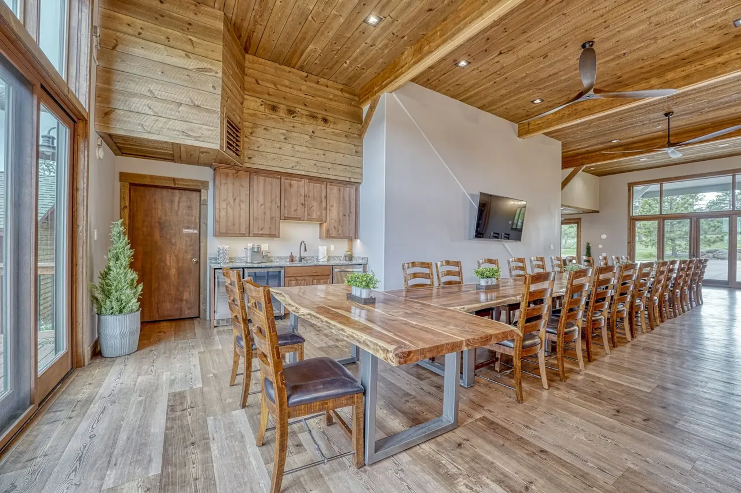 Exclusive 17-Bedroom Haven in Estes Park with Panoramic Mountain Views — photograph 12