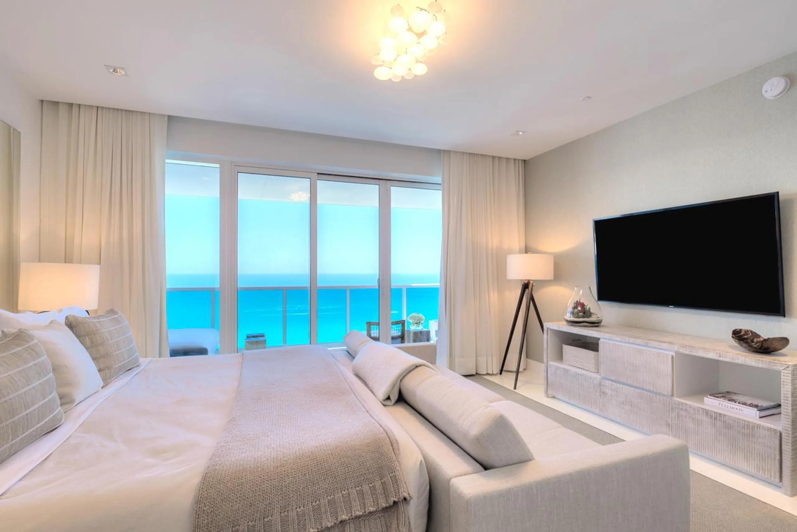 Luxury Miami Penthouse with Ocean Views at Every Angle — photograph 5