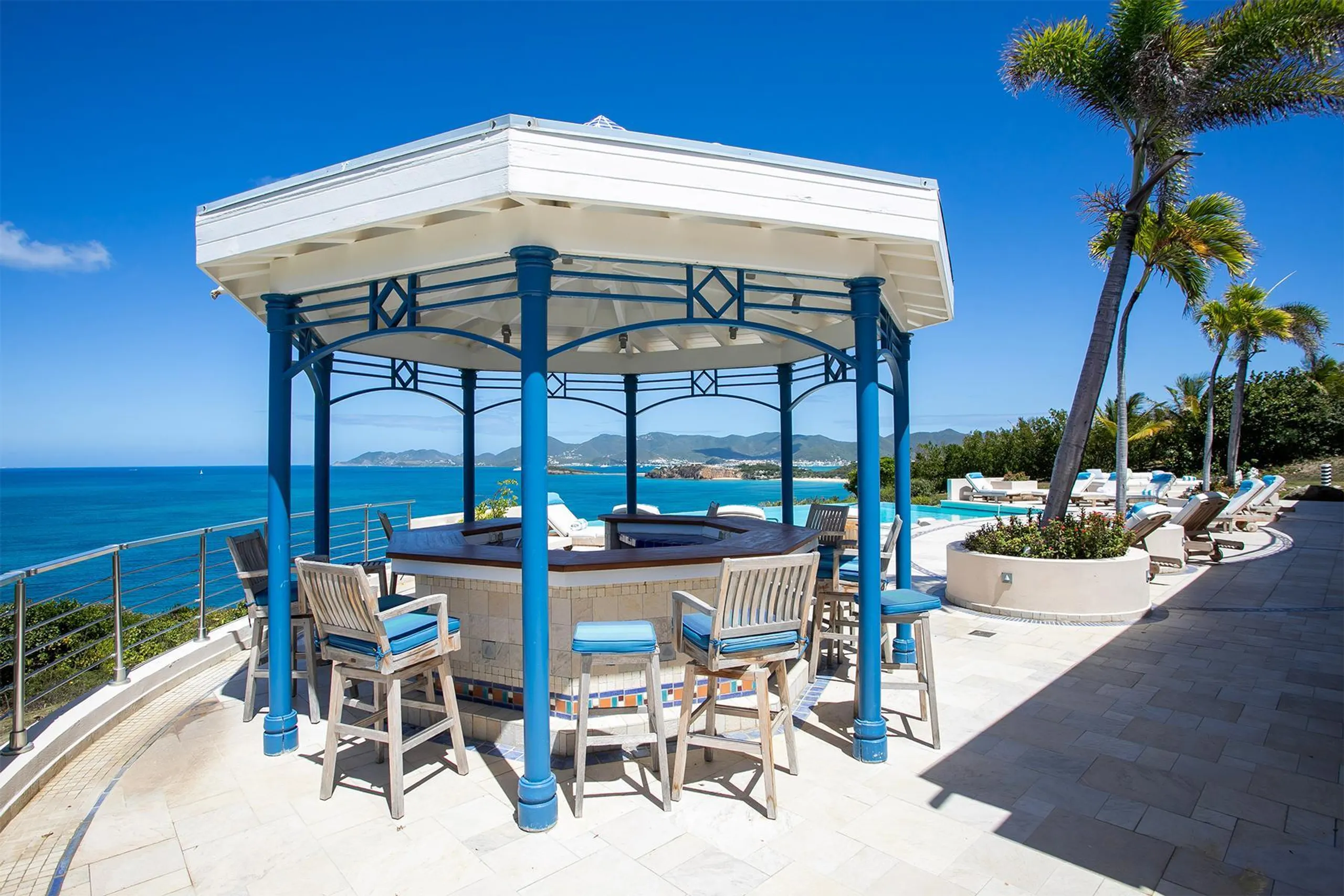 Clifftop Grand Compound with Infinity Pool and Panoramic Views  in St. Martin — photograph 11
