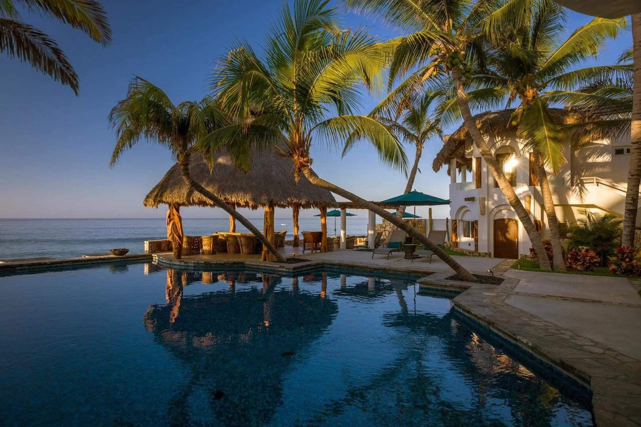 Luxury El Encanto Beachfront Oasis  with Infinity Pool — photograph 11