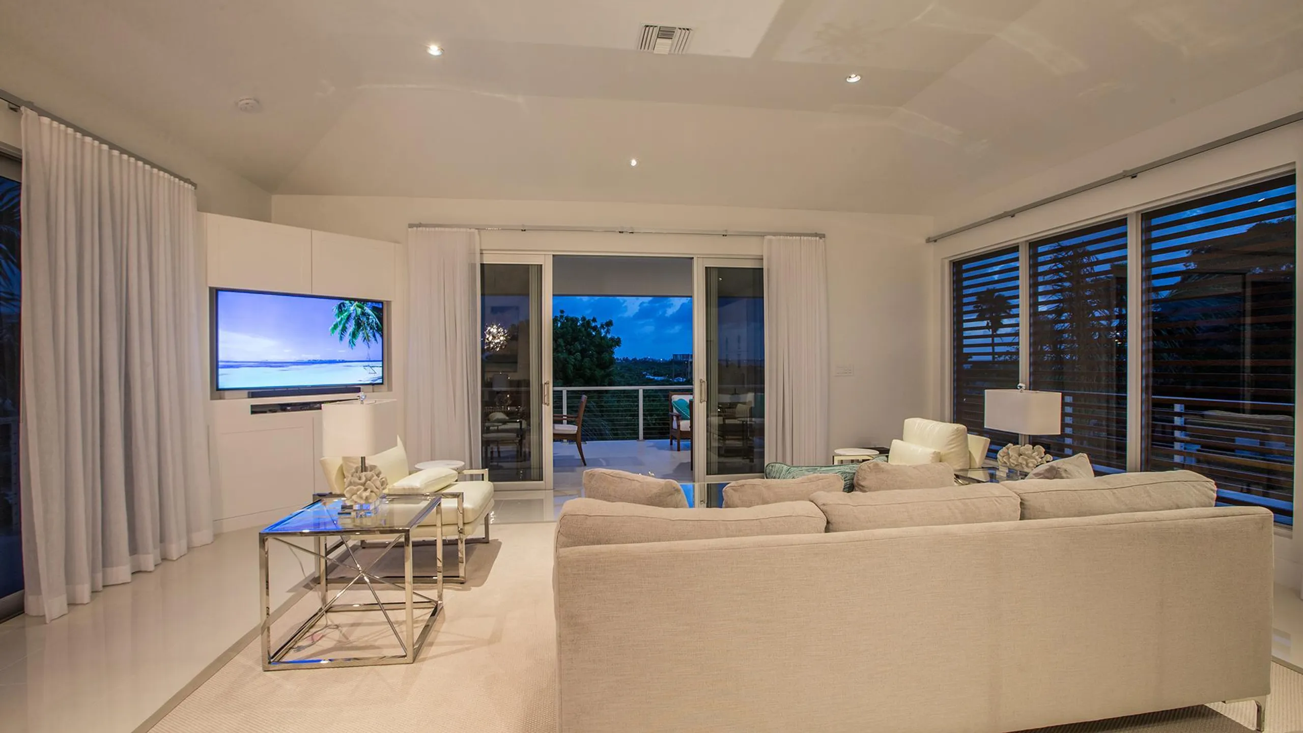 Luxurious Modern Getaway, Steps from Award-Winning  Pelican Beach — photograph 9