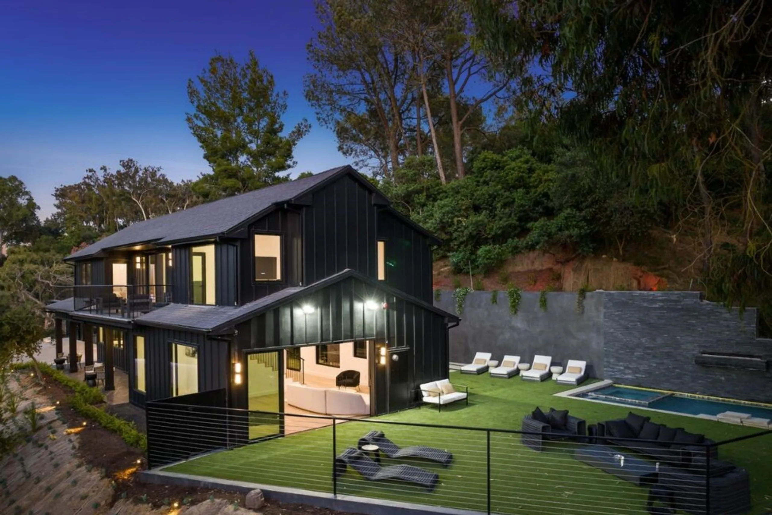 Exquisite Coldwater Canyon Sanctuary with Panoramic City & Mountain Views, Private Trails — photograph 5