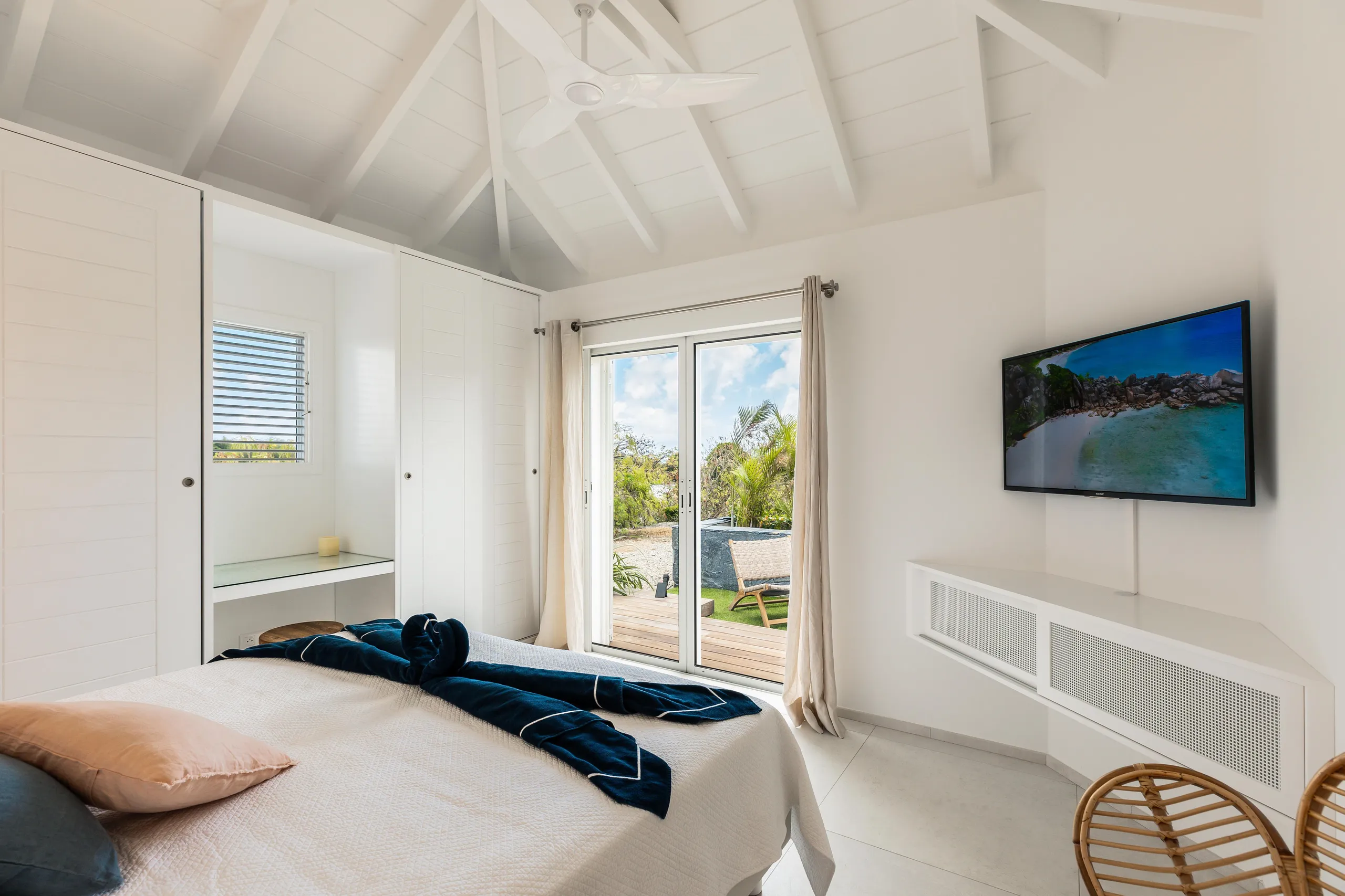 Elegant Oceanside Estate with Private Pool and Walks to Beach — photograph 9