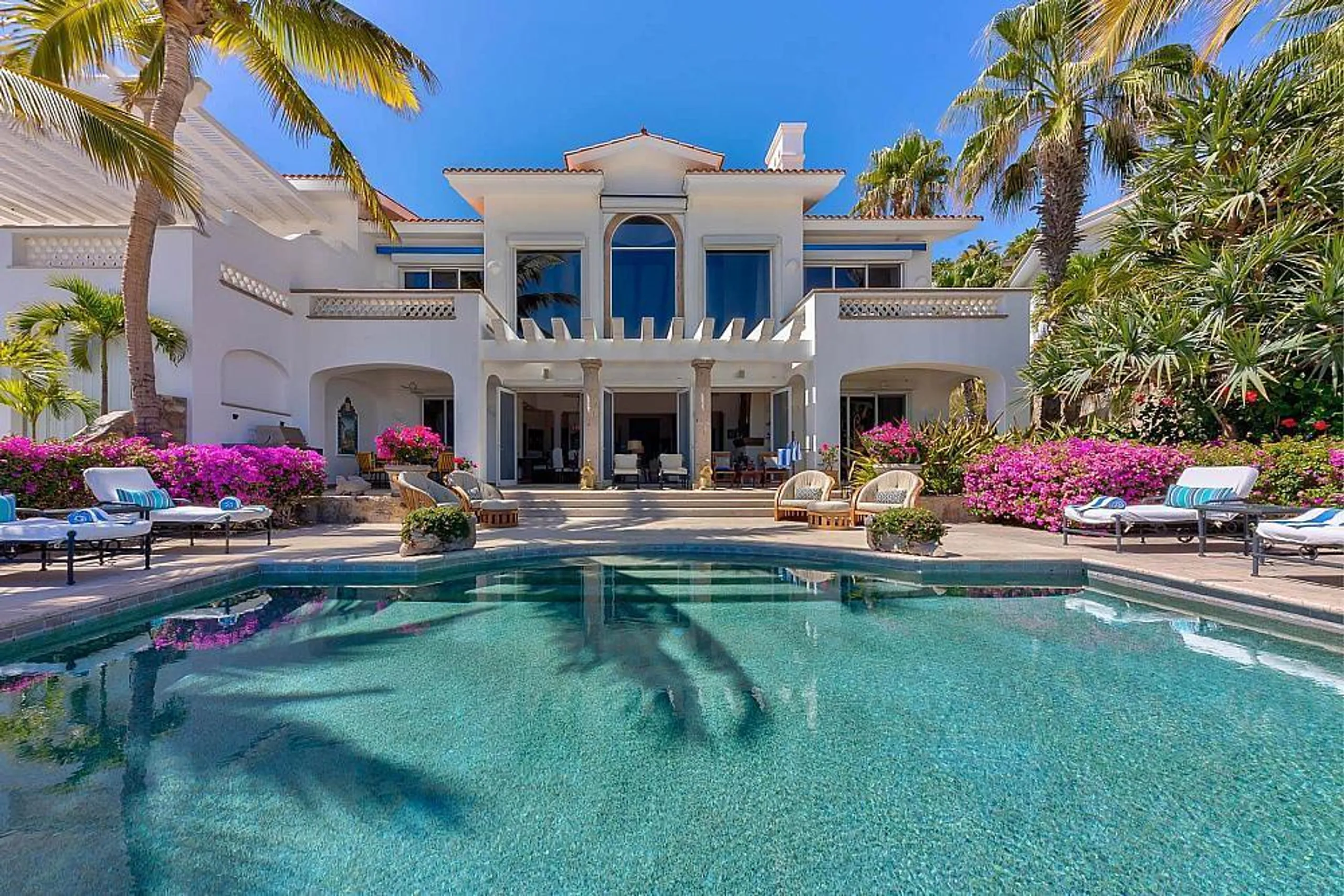 Contemporary Villas Del Mar Luxe Beachfront Estate with Infinity Pool — photograph 3