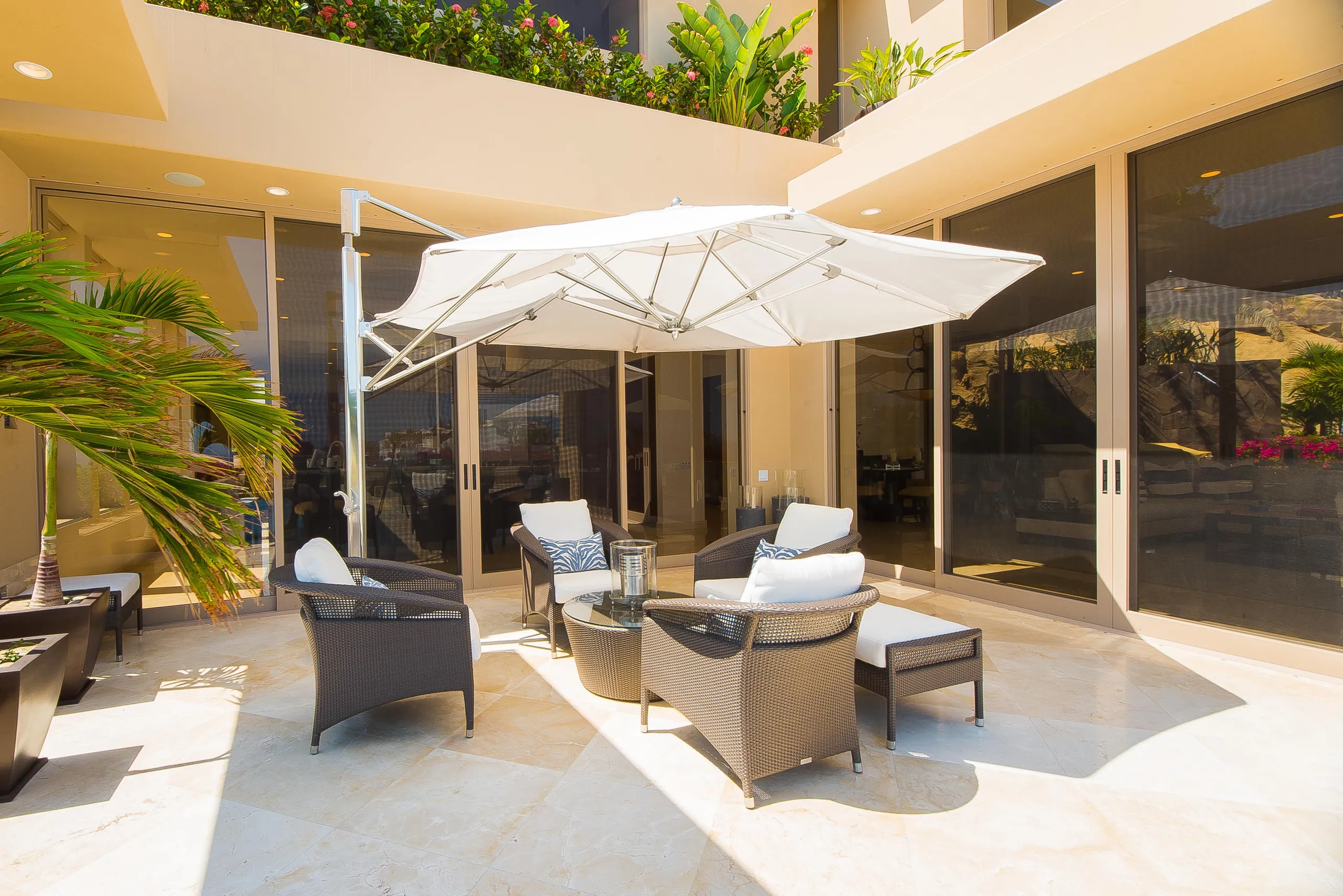 Sophisticated Contemporary Pedregal Villa with Pool and Expansive Views — photograph 11