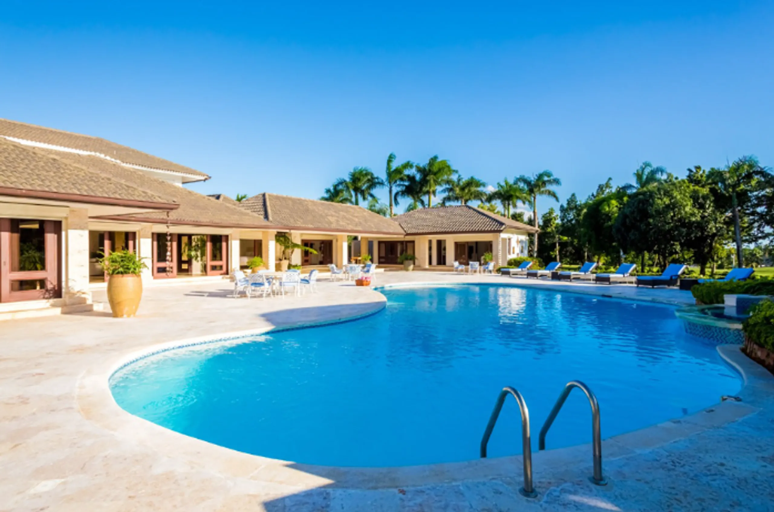Classic Grand Estate with Private Pool and Gold Access — photograph 3