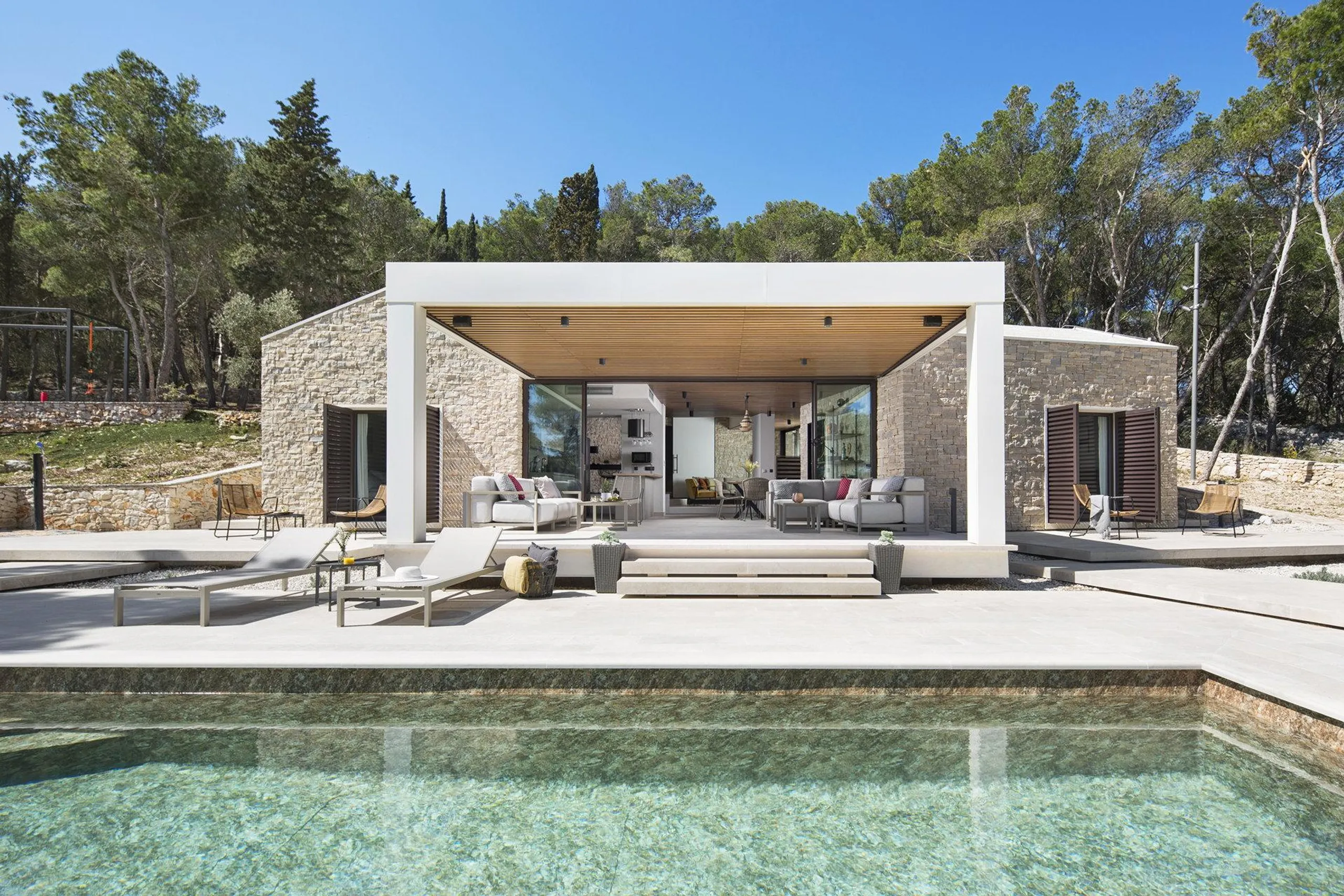 Sophisticated Contemporary Villa with Pool and Breathtaking Sea Views — photograph 11