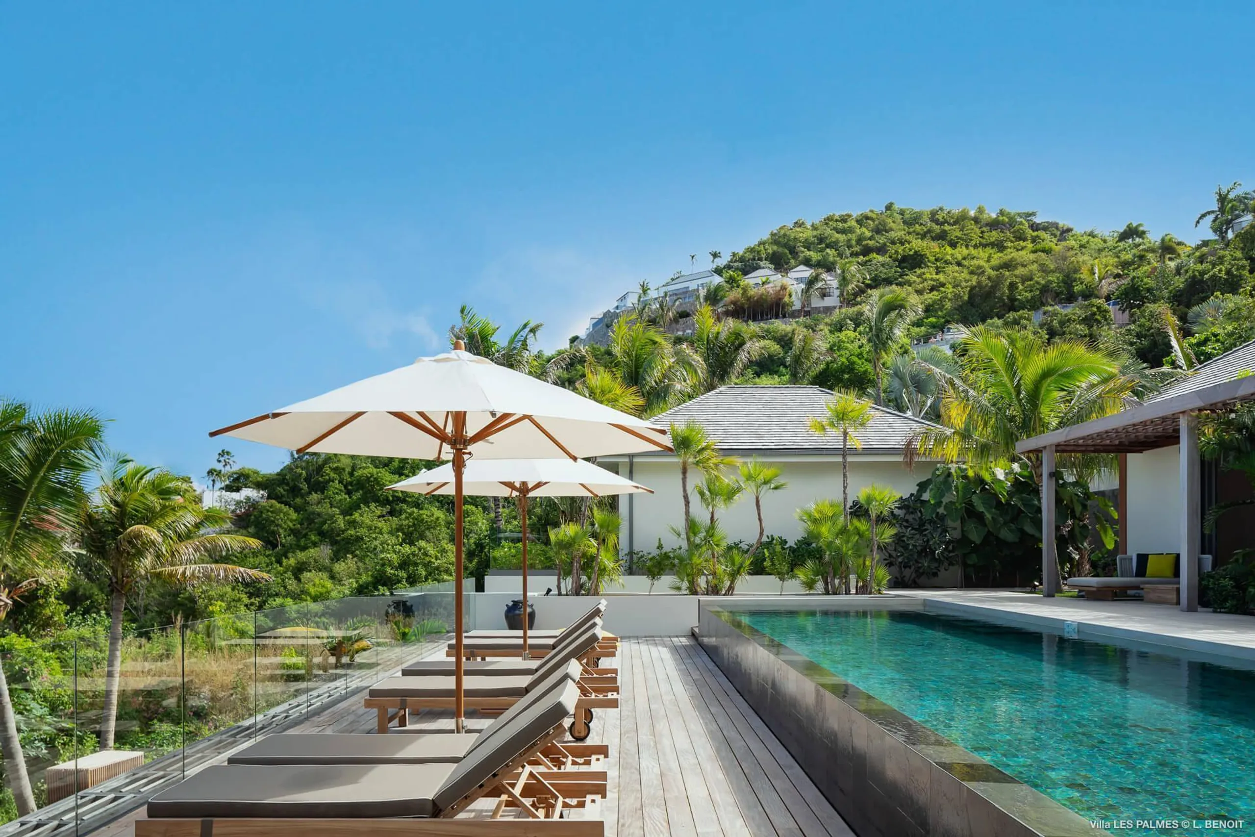 Contemporary Luxe Villa with Infinity Pool and Panoramic Ocean Views — photograph 4