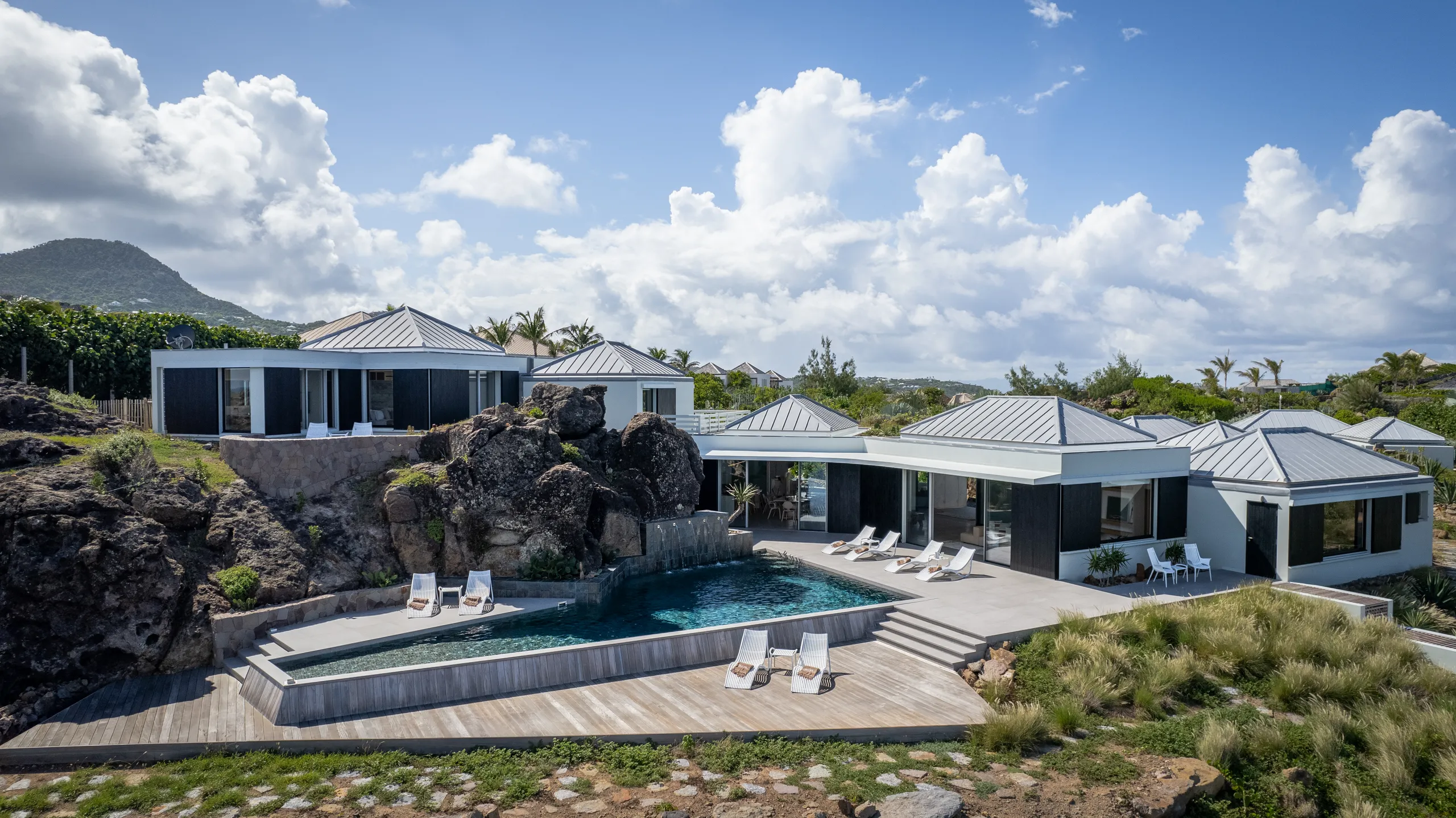 Contemporary 4-Bedroom Villa with Heated Pool & Sea Panorama — photograph 2