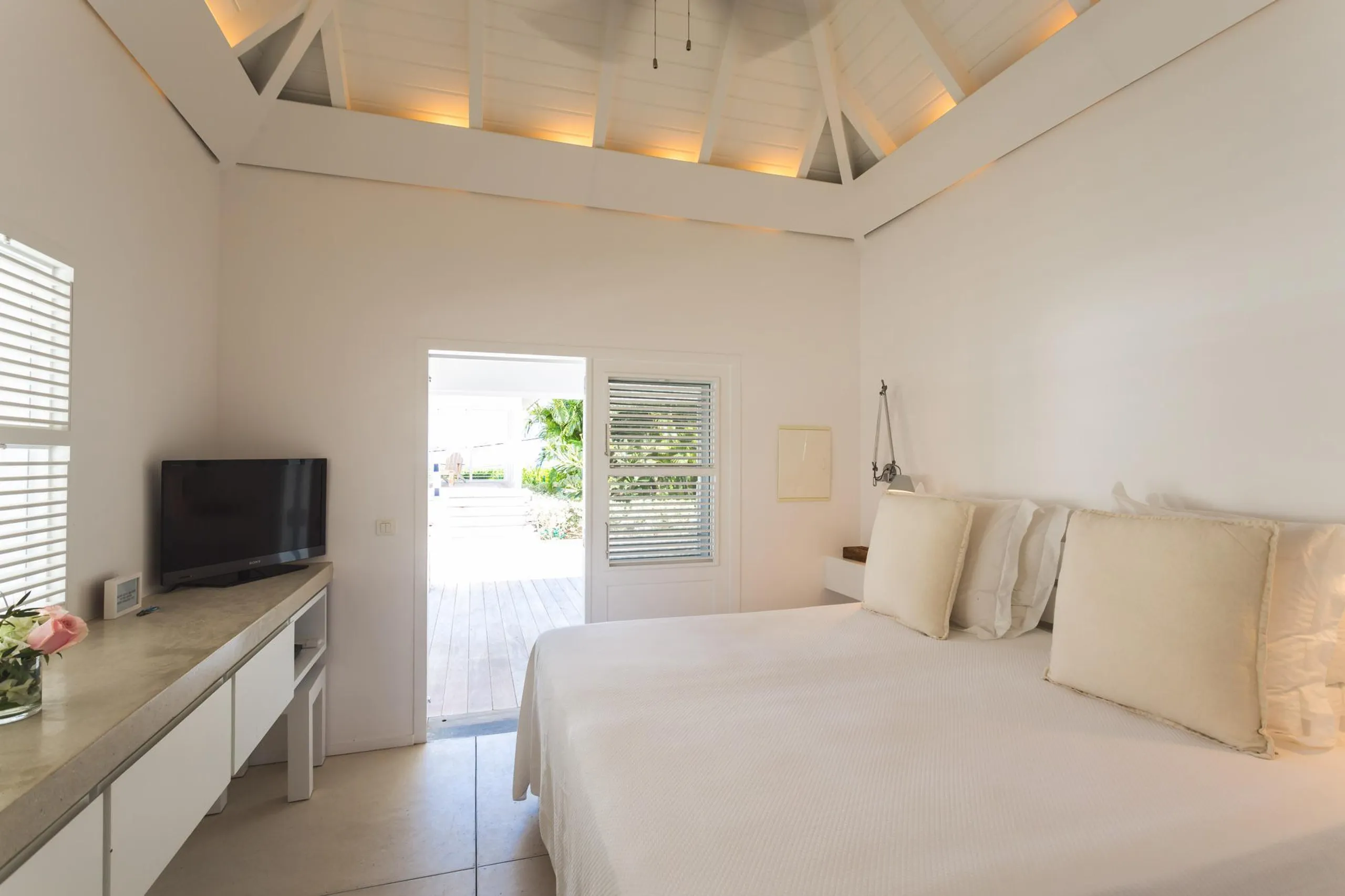 Chic Tropical Villa with Private Pool and Luxury Gazebo — photograph 10