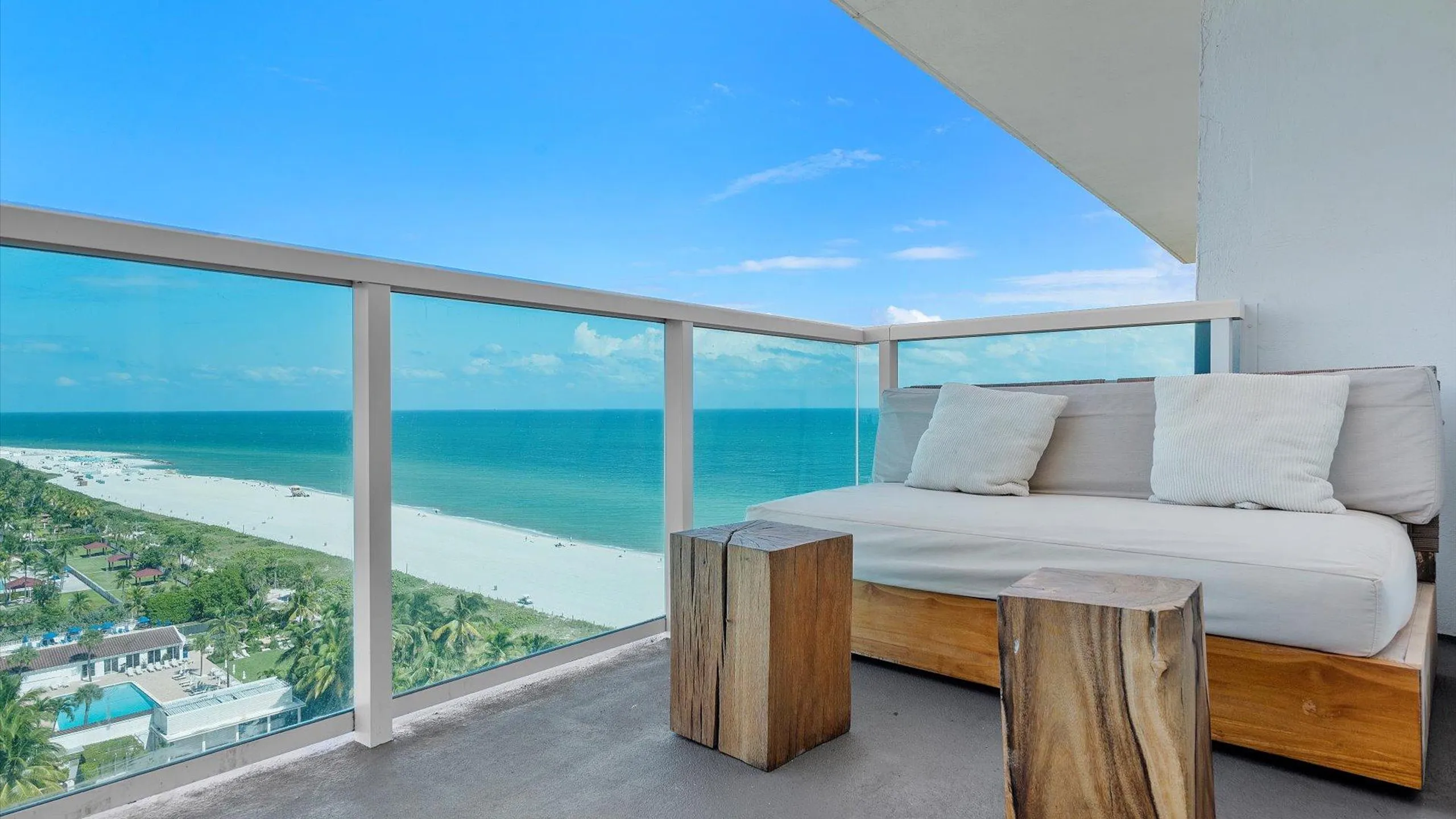 Superb Oceanside Retreat with Stunning Views — photograph 2