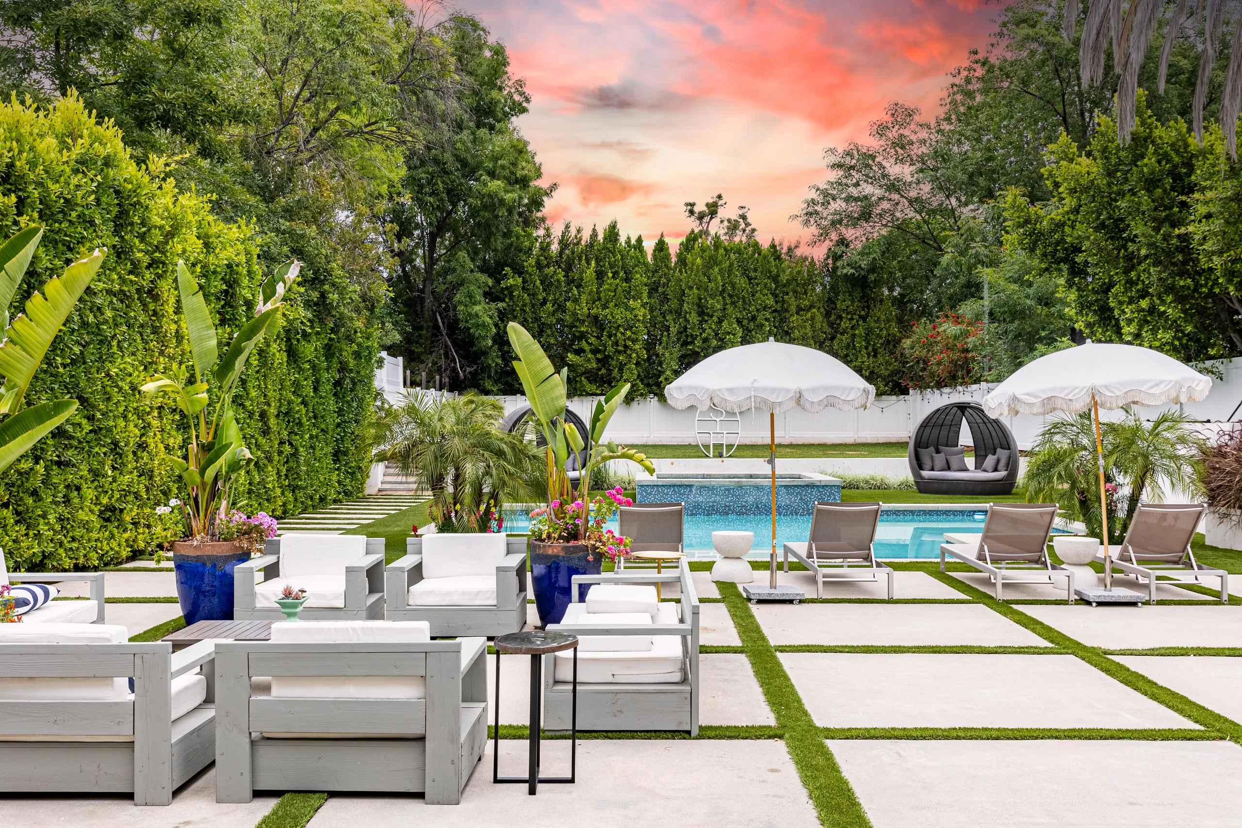 Exclusive Tarzana Haven with Private Pool, Spa and Stone Fireplace — photograph 10