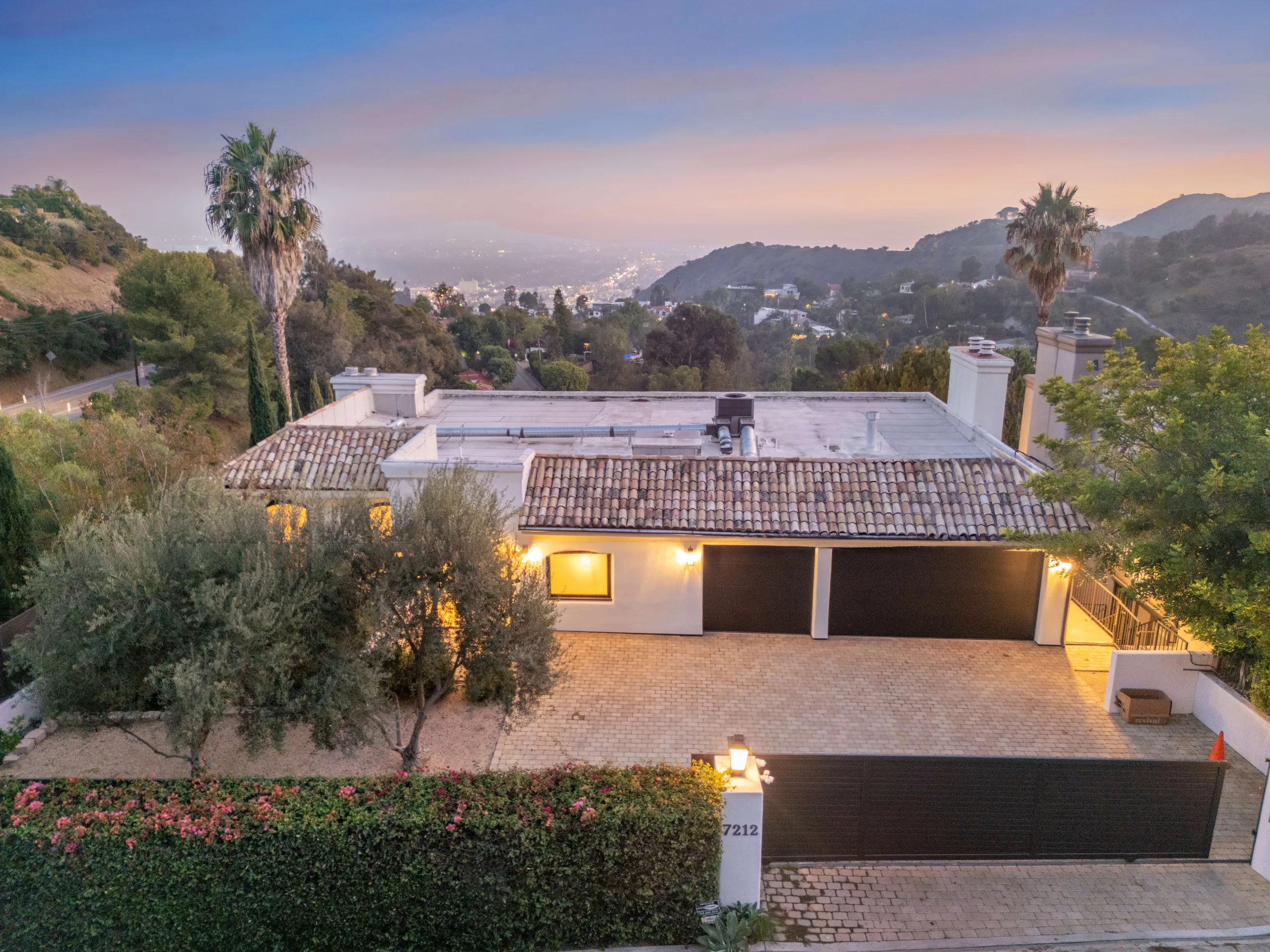 Iconic Mulholland Villa with Pool, Theater & City Views — photograph 6