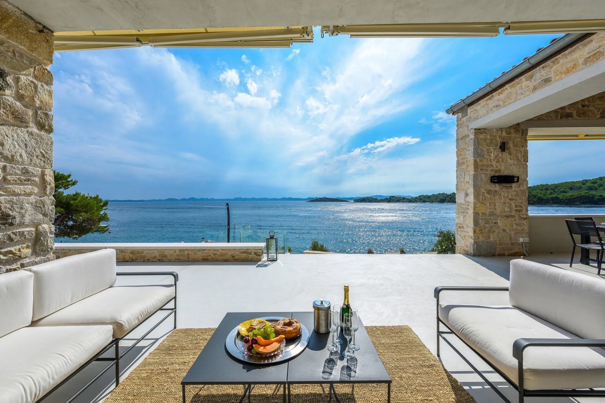 Plush and Inviting 5 Bedroom Villa with Private Infinity Pool and Sea Views — photograph 10