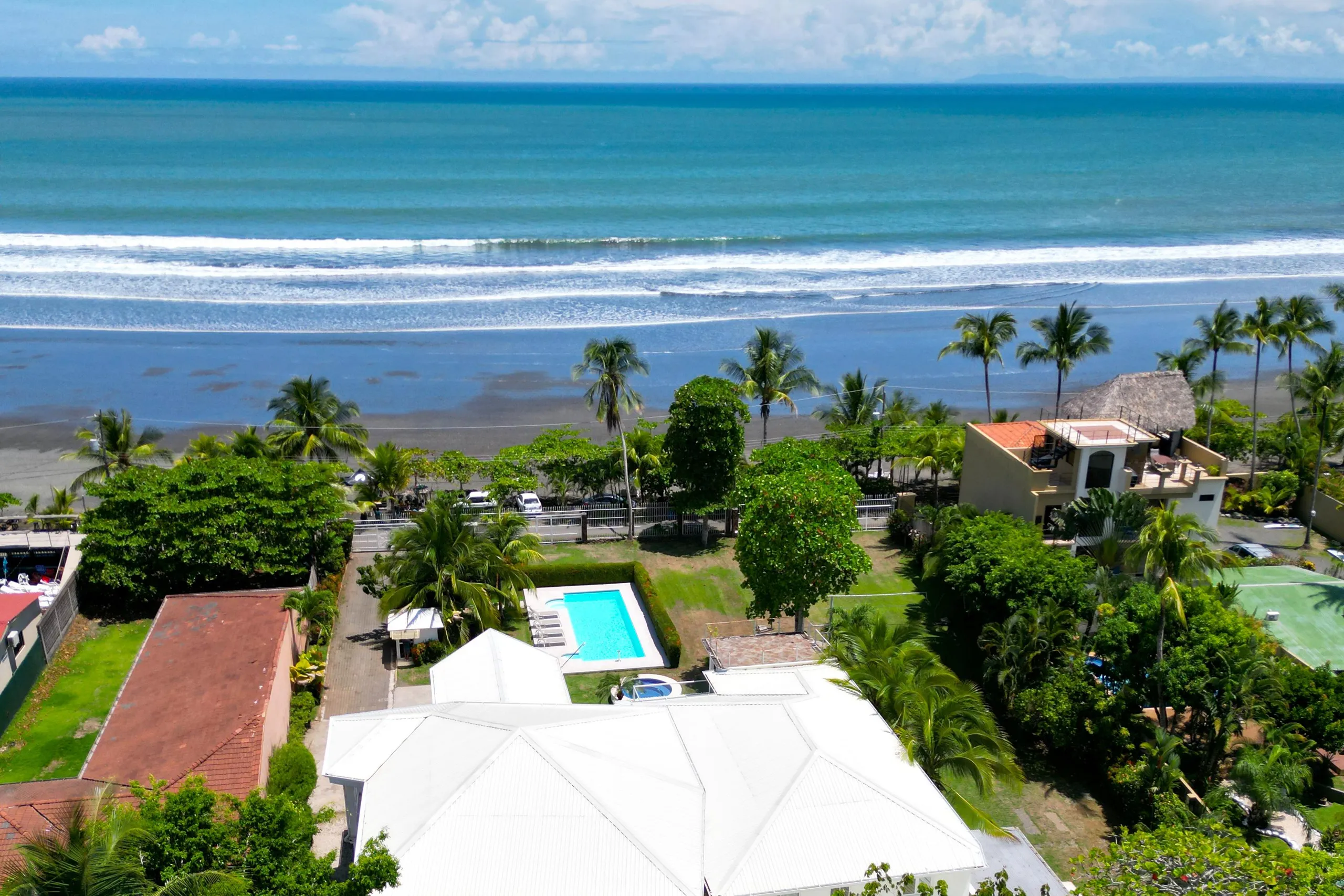 Ultimate Beachfront Luxury 14-Bedroom Estate in Jaco Beach with 2 Private Pools — photograph 4